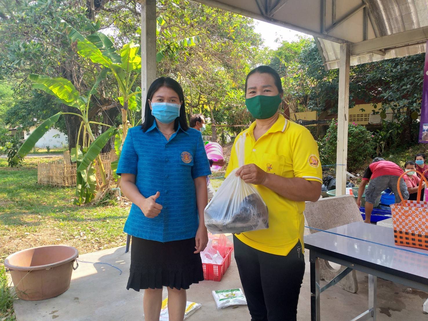 ประมงอำเภอสิรินธร และ หัวหน้าหน่วยป้องกันและปราบปรามประมงน้ำจืดเขื่อนสิรินธร เยี่ยมเยียนให้กำลังใจ เกษตรกรผู้เลี้ยงปลากระชังเขตพื้นที่อำเภอสิรินธรซึ่งจำหน่ายปลานิลราคาถูก ช่วยวิกฤติโควิด - 19..คลิก