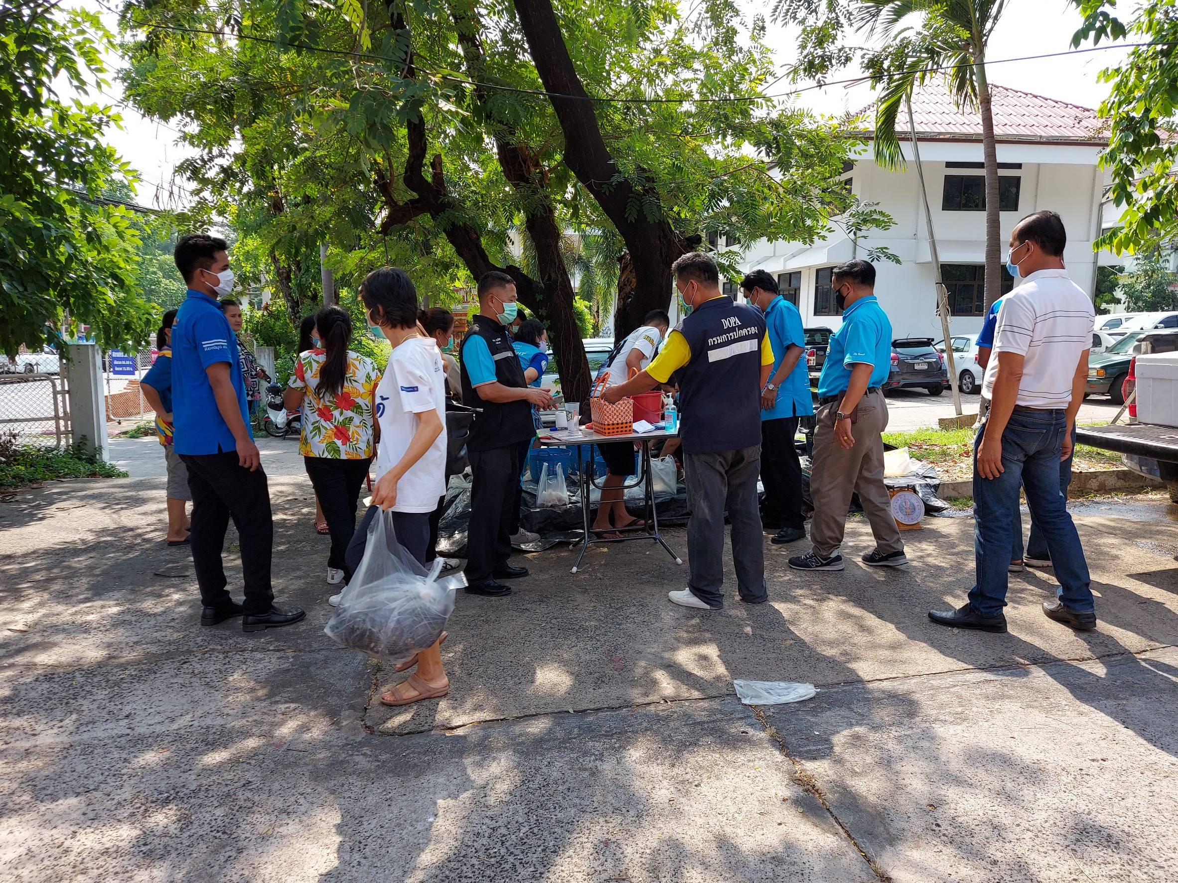 ประมงอำเภอ เยี่ยมเยียนให้กำลังคาราวานสินค้าด้านประมง ‘’เติมสินค้าเติมใจ ห่วงใย สู้ภัยโควิด 19