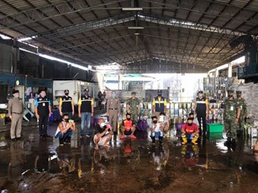 เจ้าหน้าที่ด่านตรวจสัตว์น้ำจังหวัดระนองร่วมกับเจ้าหน้าที่จากหน่วยงานต่างๆที่เกี่ยวข้องออกปฏิบัติภารกิจตรวจป้องกันการลักลอบเข้าเมืองทางเรือขนส่งสินค้าของคนต่างด้าว เพื่อป้องกันและยับยั้งการระบาดของ เชื้อไวรัสโคโรน่า 2019 (COVID-19)..คลิก