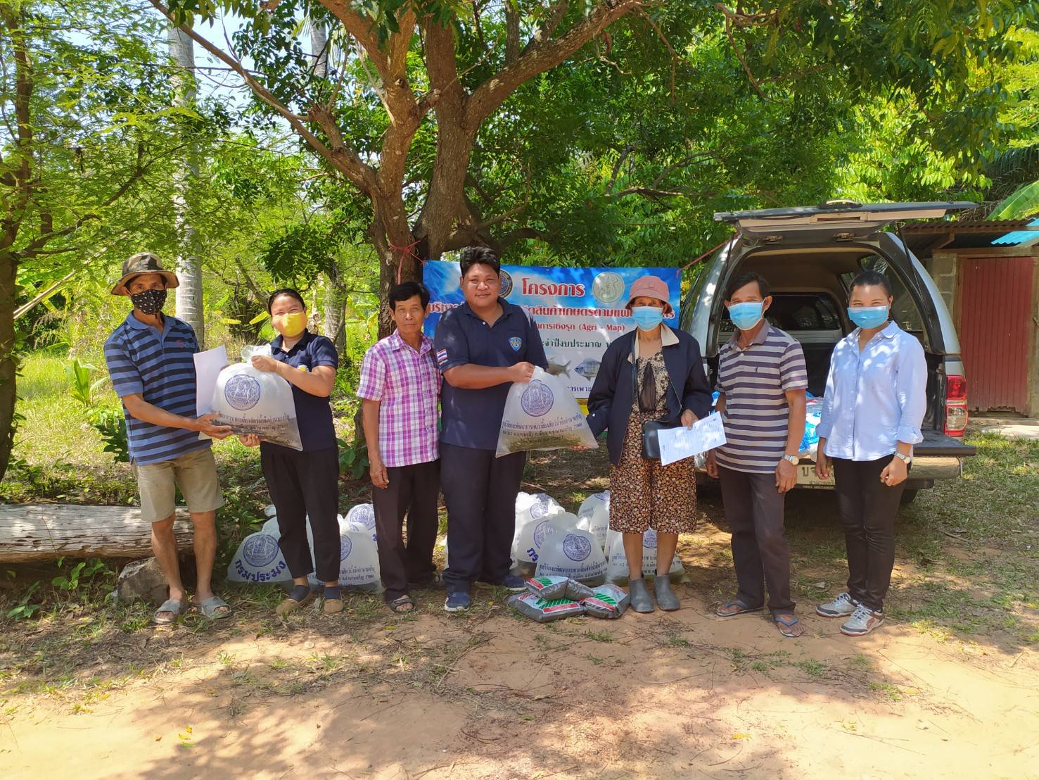 มอบปัจจัยการผลิตให้แก่เกษตรกรที่เข้าร่วมโครงการฯ ในพื้นที่อำเภอปทุมราชวงศา   จำนวน 16 ราย