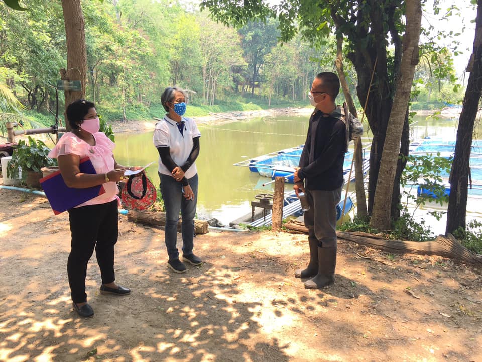 ลงพื้นที่ตรวจเยี่ยมและติดตามผลการดำเนินงาน หลังปล่อยปลาลงเลี้ยงในกระชังและประสานงานและดูสภาพพื้นที่ที่จะใช้เลี้ยงปลาสวยงามภายในบริเวณฟาร์มตัวอย่างตามพระราชดำริบ้านบ่อหวี..คลิก