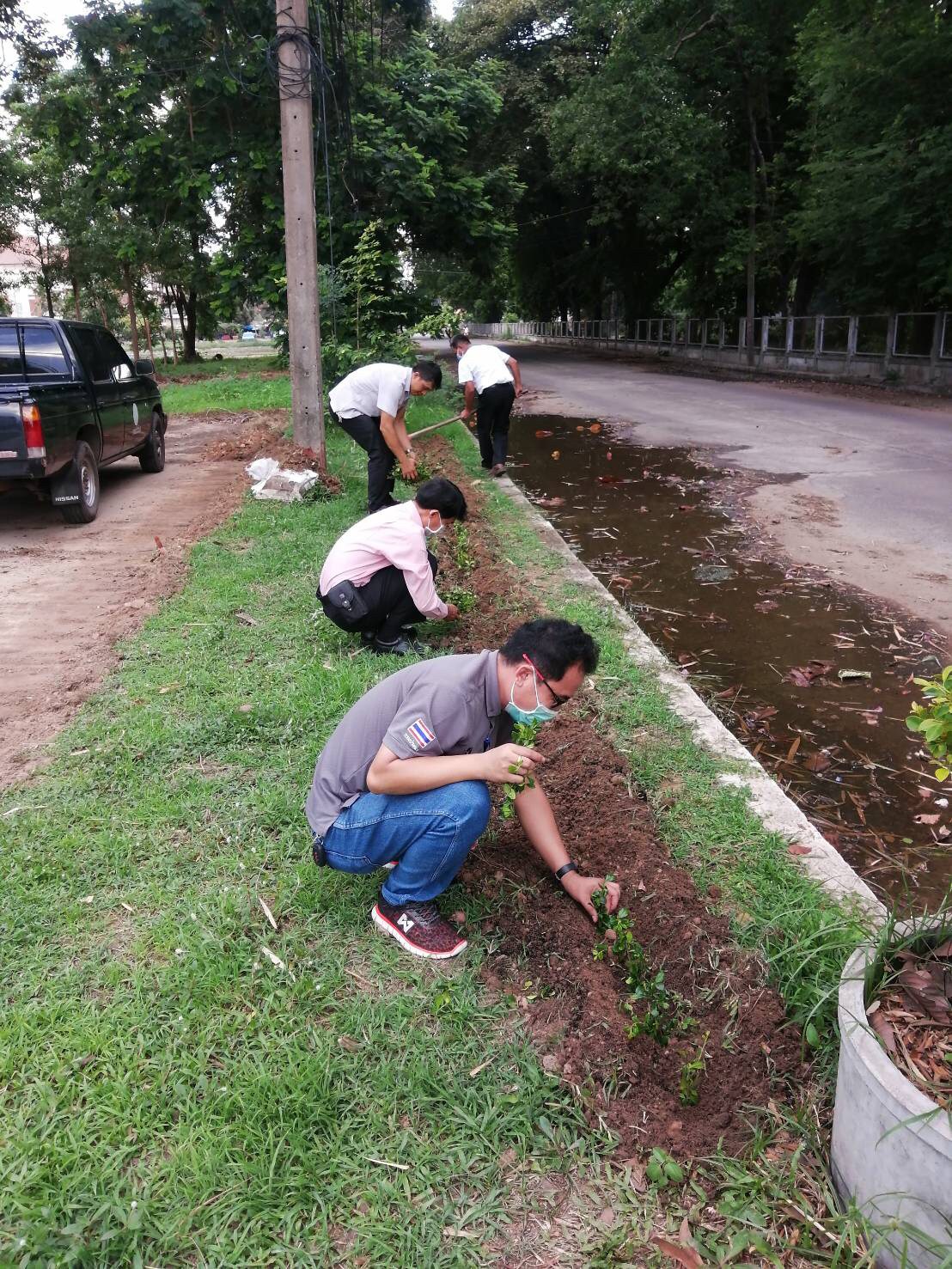 ประมงจังหวัดอุบลราชธานี พร้อมด้วยข้าราชการ พนักงานเจ้าหน้าที่สำนักงานประมงจังหวัดอุบลราชธานี ร่วมกันปลูกต้นชาดัด และเตรียมแปลงปลูกผักสวนครัวเพื่อส่งเสริมสนับสนุนการปลูกป่า บริเวณหน้าสำนักงานประมงจังหวัดอุบลราชธานี..คลิก