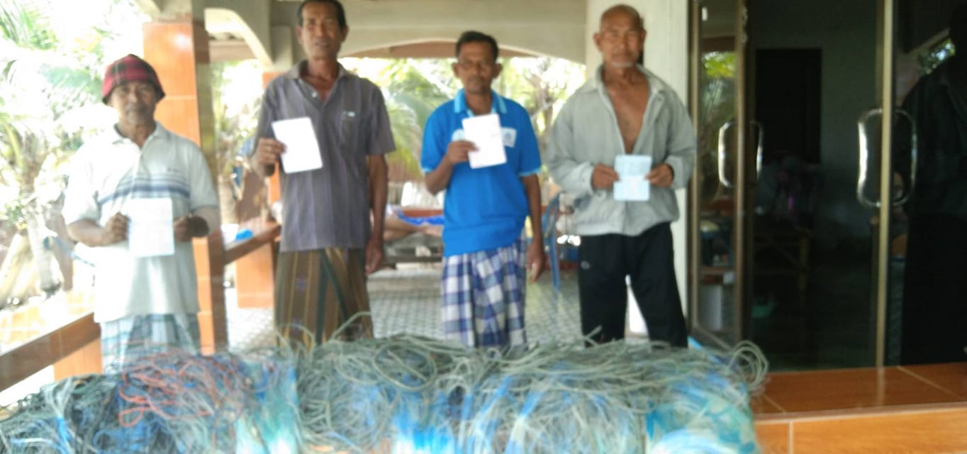 ตัวแทนชาวประมงพื้นบ้านชายฝั่งอ่าวไทยอำเภอสทิงพระ จังหวัดสงขลา ฝากขอบคุณรัฐบาล / กระทรวงเกษตรและสหกรณ์ และกรมประมง และทุกภาคส่วนที่เกี่ยวข้อง ที่ช่วยบรรเทาเยียวยาความเดือดร้อนจากผลกระทบของการระบาดของเชื้อโควิด 19 ซึ่งชาวประมงได้รับเงินโอนเข้าบัญชีด้านประมง รายละ 5,000 บาทเป็นที่เรียบร้อยแล้ว..คลิก