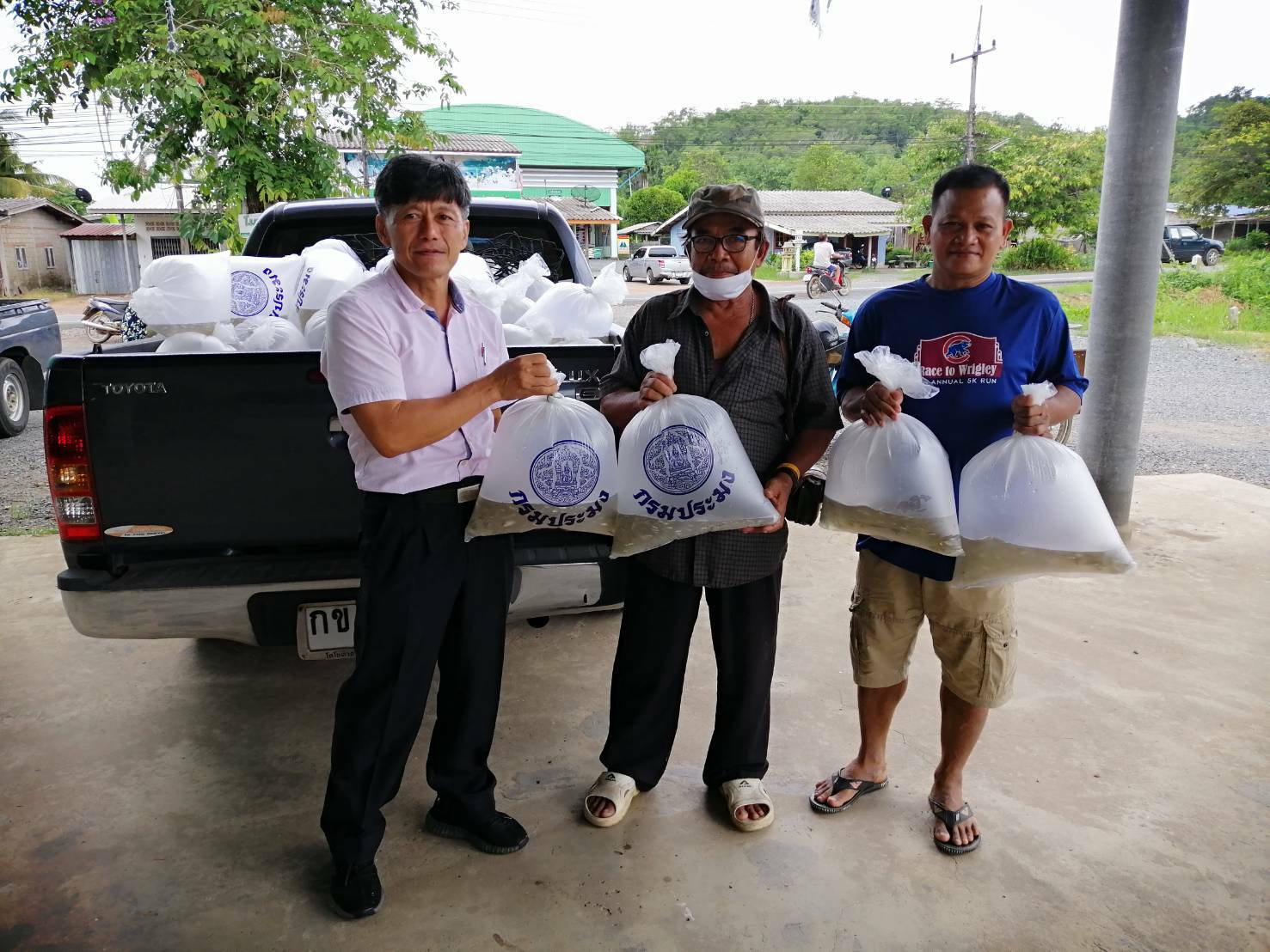 สนับสนุนพันธุ์สัตว์น้ำโครงการส่งเสริมและสร้างทักษะในการประกอบอาชีพทั้งในและนอกภาคเกษตร (โครงการส่งเสริมเกษตรทฤษฎีใหม่)..คลิก