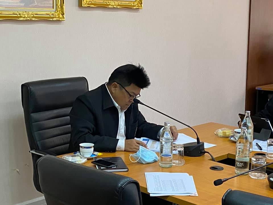 นายบัญชา สุขแก้ว รองอธิบดีกรมประมง ได้เข้าร่วมประชุมกับผู้ผลิต ผู้ส่งออก และผู้ทำการประมง เพื่อหารือและกำหนดแนวทางการแก้ไขปัญหาราคาสินค้าสัตว์น้ำตกต่ำ โดยมีการ Video Conference ร่วมกับนายอลงกรณ์พลบุตรที่ปรึกษารัฐมนตรีว่าการกระทรวงเกษตรและสหกรณ์ ประธานการประชุม..คลิก