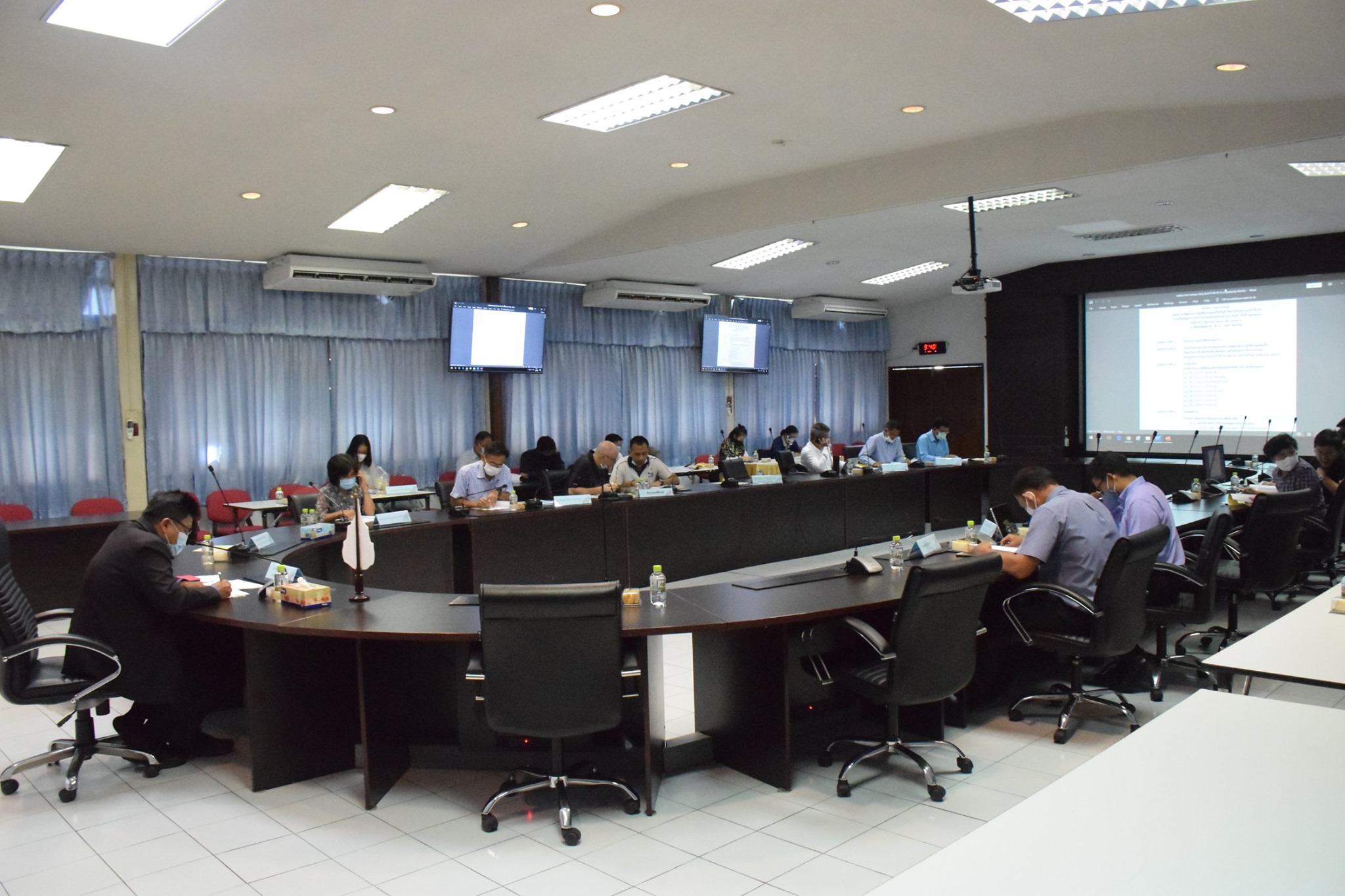 นายบัญชา สุขแก้ว รองอธิบดีกรมประมง เป็นประธานการประชุมคณะทำงานติดตามการปฏิบัติงานและแก้ไขปัญหาในการดำเนินการเกี่ยวข้องกับการแก้ไขปัญหาการทำการประมงผิดกฎหมาย (Daily Brief) ครั้งที่ 12 / 2563..คลิก