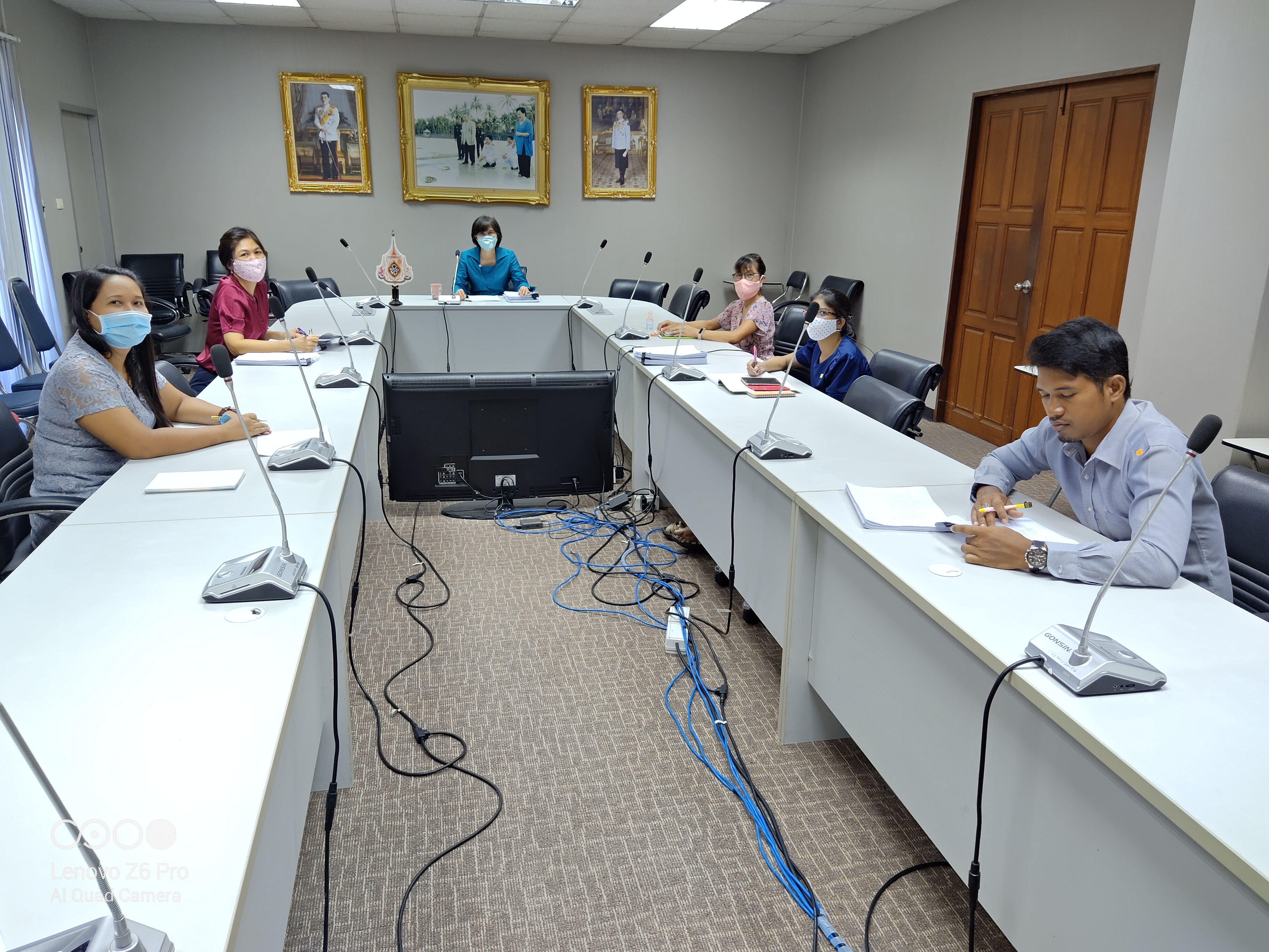 หัวหน้ากลุ่มวิเคราะห์และประเมิน พร้อมเจ้าหน้าที่ร่วมประชุมภายในกลุ่มฯ เพื่อกำหนดแนวทางการติดตามผลการปฏิบัติงานของกรมประมง ปีงบประมาณ พ.ศ. 2563