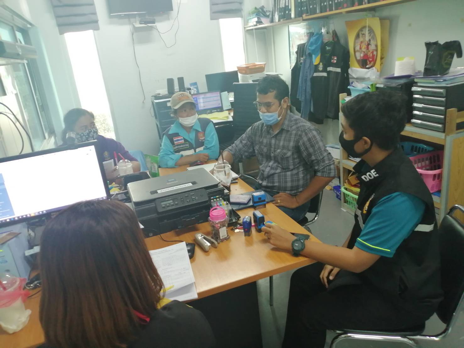 เจ้าหน้าที่สหวิชาชีพชุดตรวจเรือประมงร่วมกันพูดคุย แลกเปลี่ยน ข้อคิดเห็น ติดตามข้อกำหนด กฎหมายใหม่ของแต่ละหน่วยงาน..คลิก
