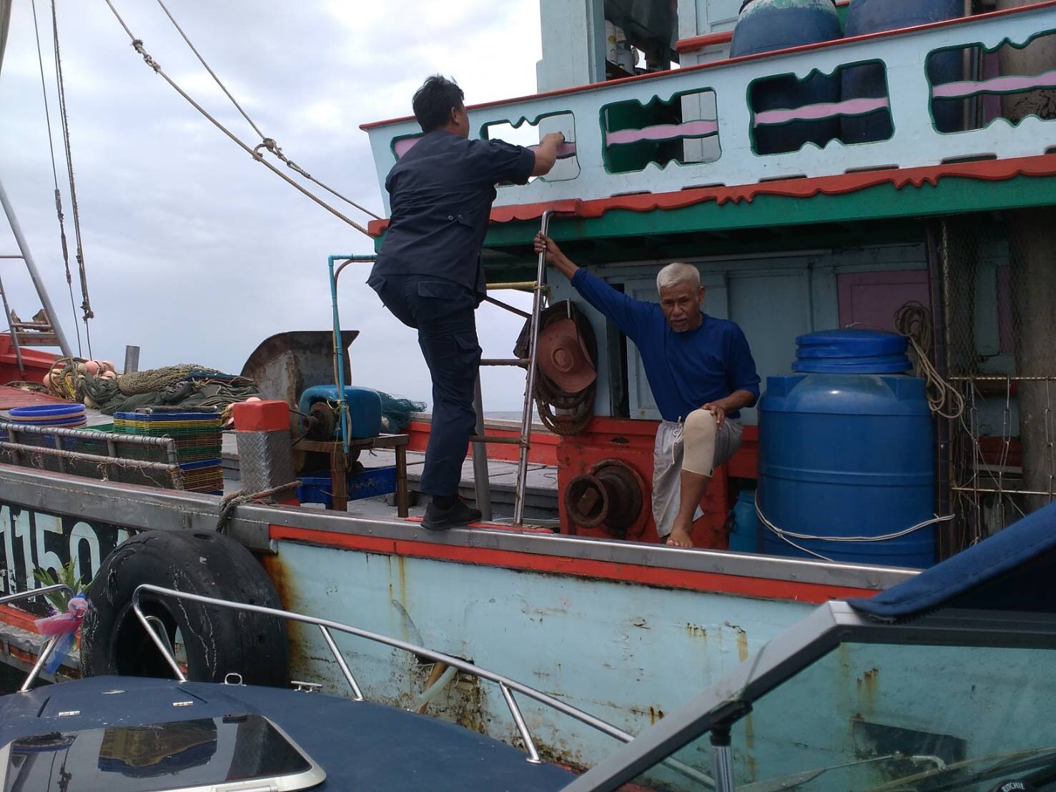 เรือตรวจประมงทะเล 204 ออกปฏิบัติงานควบคุมเฝ้าระวังการทำการประมงพื้นที่ทะเลชายฝั่ง..คลิก