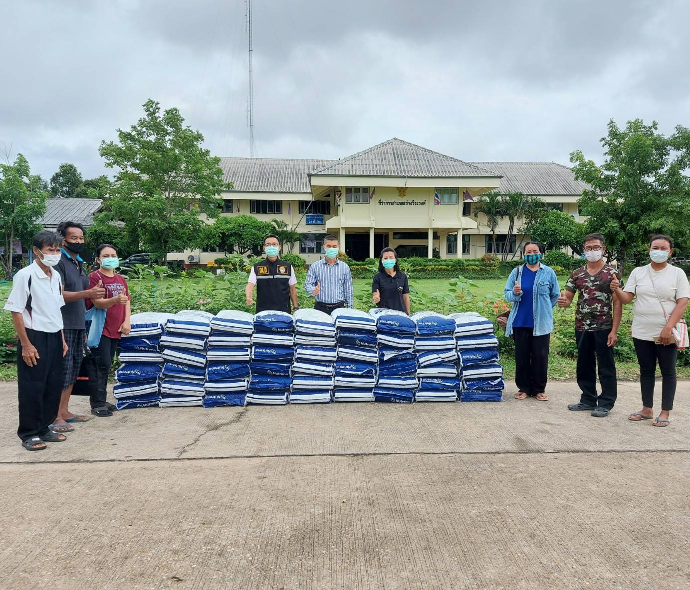 ประมงอำเภอสว่างวีระวงศ์ ดำเนินการมอบปัจจจัยการผลิตอาหารปลากินพืช  เพื่อสนุนเกษตรกรที่เข้าร่วมโครงการพัฒนาเสริมทางเลือกอาชีพด้านประมง การเลี้ยงปลานิลแปลงเพศในบ่อดิน..คลิก