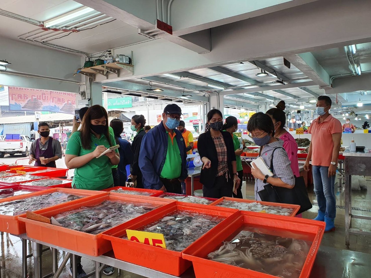 เยี่ยมชมและให้คำแนะนำด้านมาตรฐานตลาดอาหารทะเลที่ดี ณ ตลาดไท..คลิก