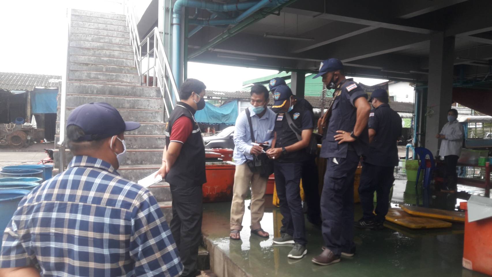 เจ้าหน้าที่ด่านตรวจสัตว์น้ำจังหวัดระนอง สำนักงานประมงจังหวัดระนอง ศูนย์ควบคุมการแจ้งเข้า - ออกเรือประมงจังหวัดระนอง และหน่วยป้องกันและปราบปรามประมงทะเลเกาะสุรินทร์ พังงาออกปฏิบัติภารกิจตรวจสถานรวบรวมสัตว์น้ำ ท่าขนถ่ายสัตว์น้ำ และประชาสัมพันธ์ให้ผู้ประกอบการทราบการปฏิบัติตาม กฎหมาย ระเบียบ ที่เกี่ยวข้องรวมถึงการป้องกันการระบาดเชื้อไวรัสโควิด – 19  อย่างเคร่งครัด..คลิก