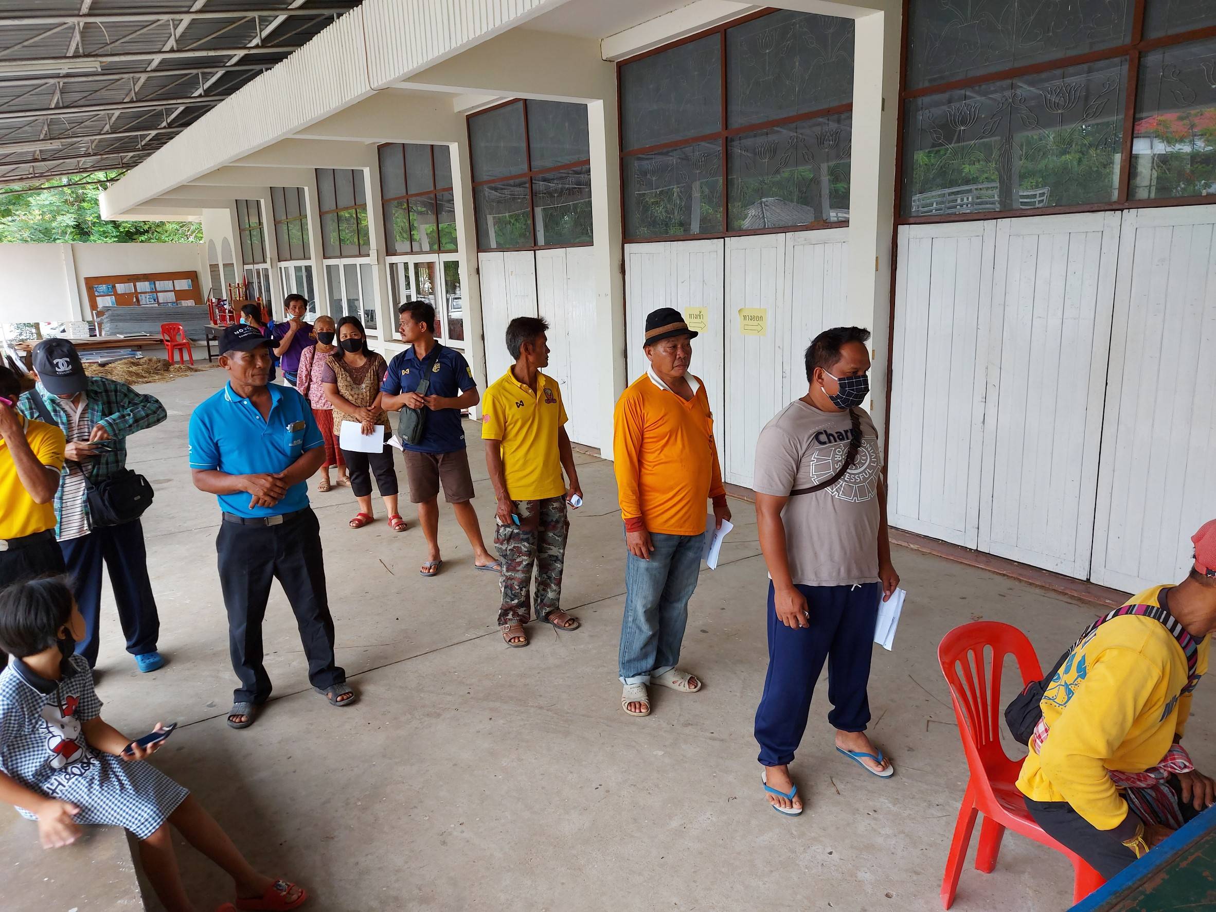 การมอบปัจจัยการผลิตให้เกษตรกรโครงการพัฒนาเสริมทางเลือกอาชีพด้านประมง การเลี้ยงปลานิลแปลงเพศในบ่อดิน ณ หอประชุมที่ว่าการอำเภอวารินชำราบ จังหวัดอุบลราชธานี..คลิก