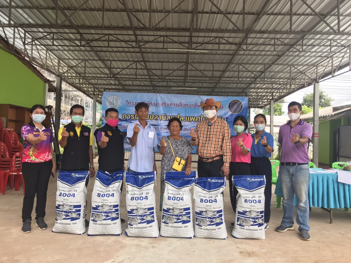 การร่วมมอบปัจจัยการผลิตโครงการพัฒนาเสริมทางเลือกอาชีพด้านการประมง การเลี้ยงปลานิลแปลงเพศในบ่อดิน โดยมอบอาหารปลากินพืช แก่เกษตรกรในเขตพื้นที่อำเภอพิบูลมังสาหาร ณ อาคารเอนกประสงค์สำนักงานเกษตรอำเภอพิบูลมังสาหาร อำเภอพิบูลมังสาหาร จังหวัดอุบลราชธานี..คลิก