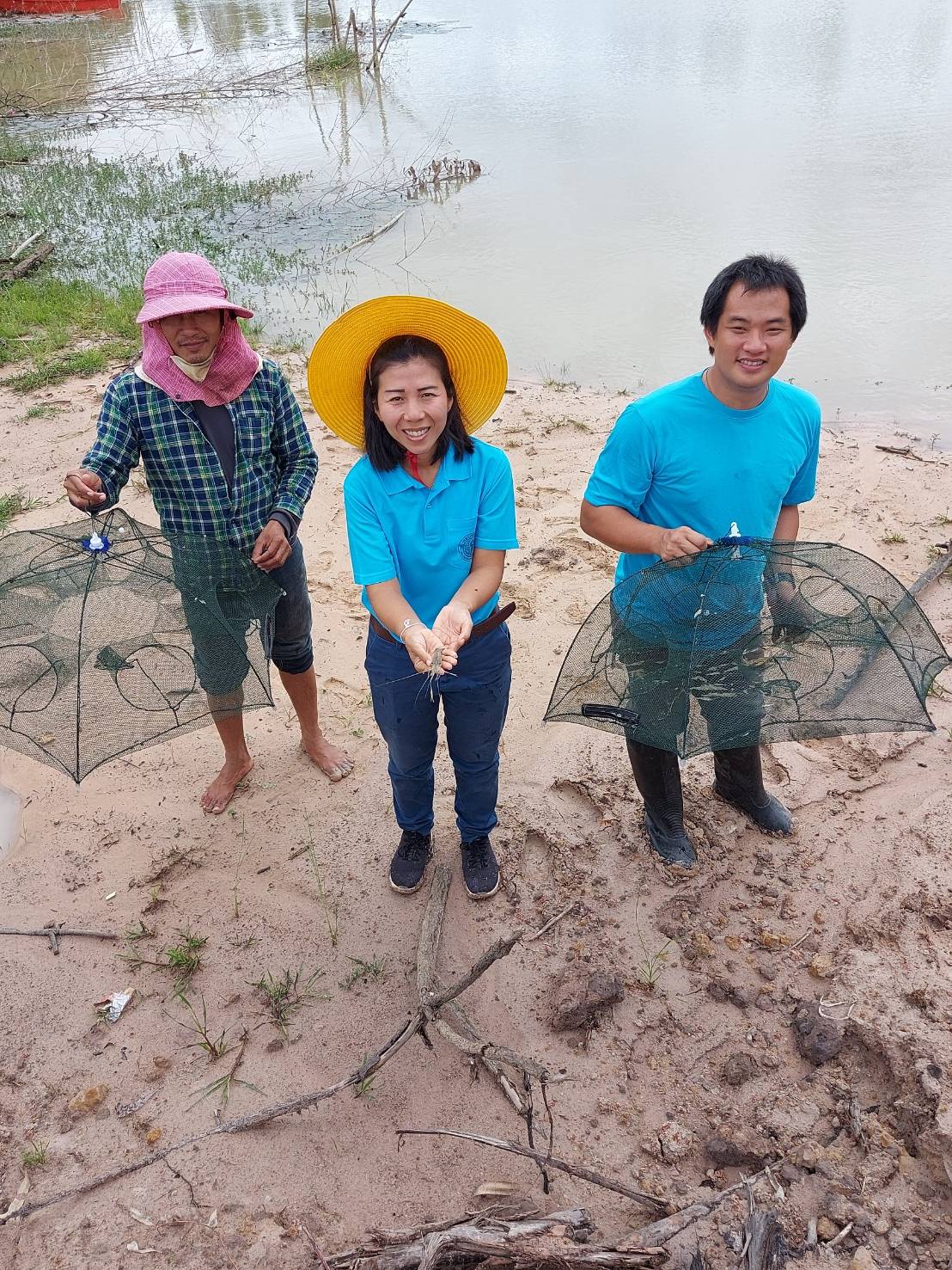 ประมงอำเภอสว่างวีระวงศ์ ร่วมกับศูนย์วิจัยและพัฒนาประมงน้ำจืดเขต 4 (อุบลราชธานี)   ตรวจติดตามปริมาณผลผลิตกุ้งก้ามกราม ตามโครงการสร้างรายได้จากอาชีพประมงในแหล่งน้ำชุมชน ณ หนองหัวลิง ม.3 ต.แก่งโดม อ.สว่างวีระวงศ์  จ.อุบลราชธานี..คลิก