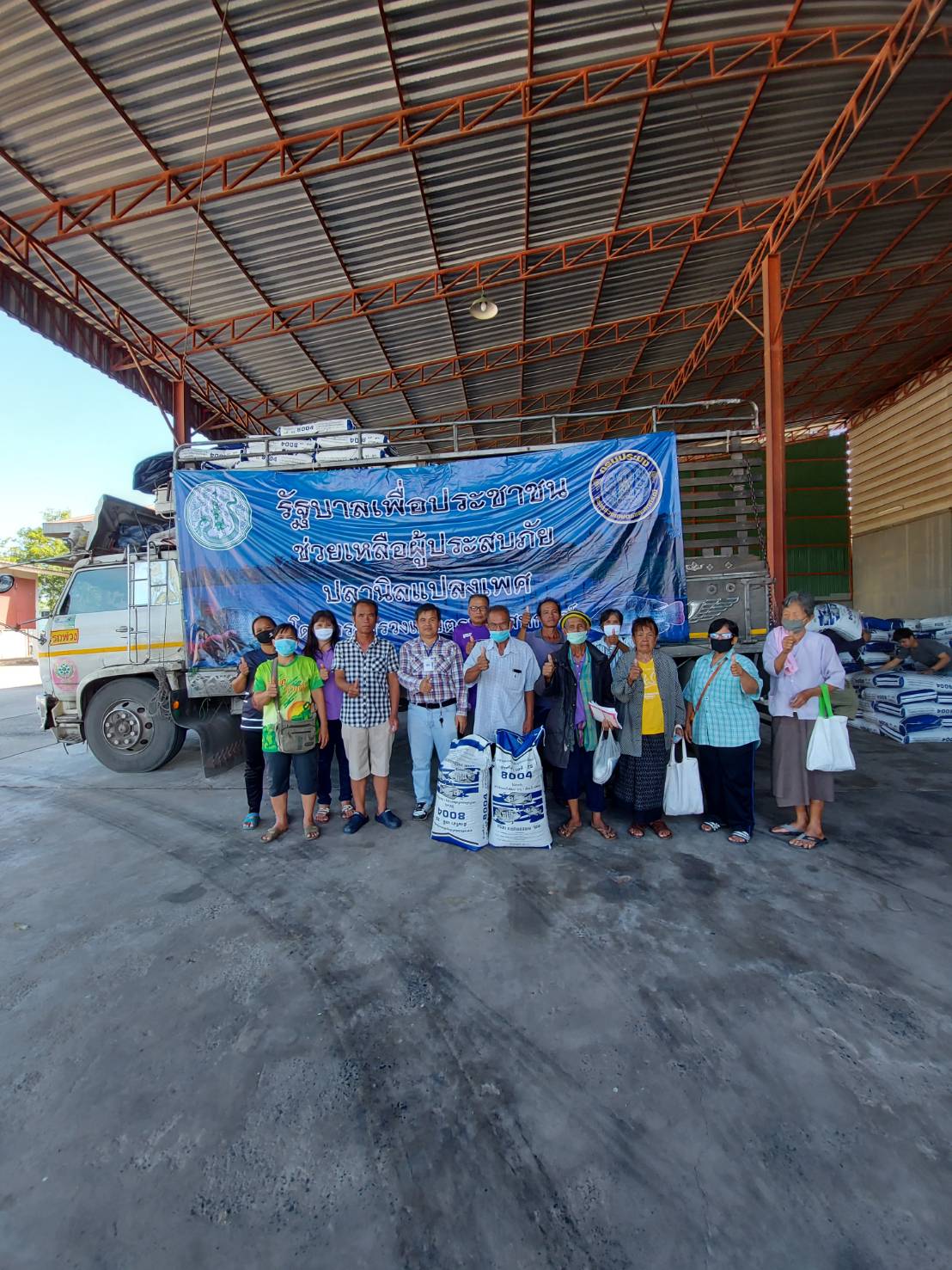ประมงอำเภอม่วงสามสิบ มิบอาหารปลากินพืช แก่เกษตรกรที่เข้าร่วมโครงการพัฒนาเสริมทางเลือกอาชีพด้านการประมง การเลี้ยงปลานิลแปลงเพศในบ่อดิน..คลิก