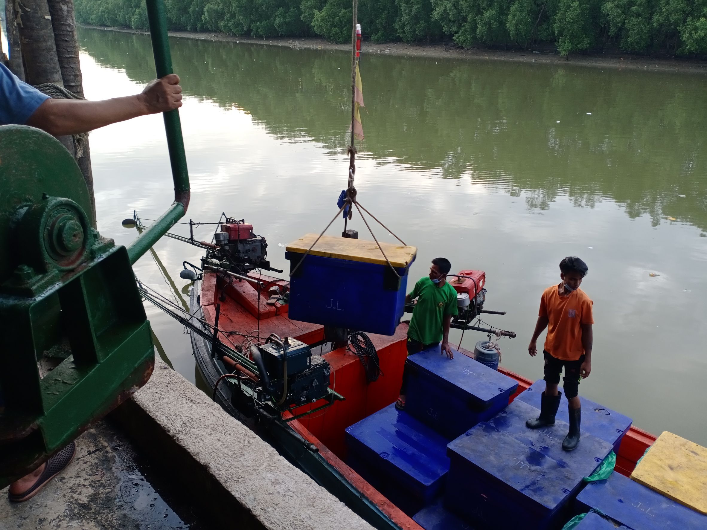 ควบคุมขนถ่ายสัตว์น้ำขึ้นท่าจากประเทศMYANMAR..คลิก