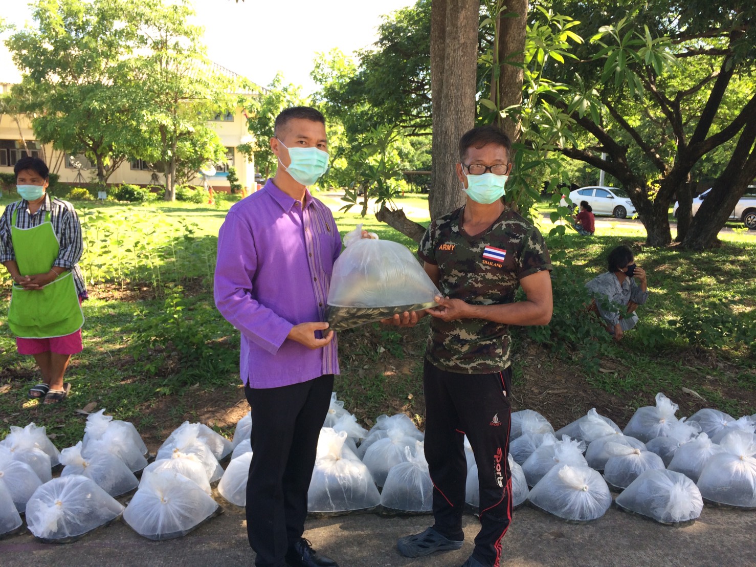 กลุ่มบริหารจัดการด้านการประมง  มอบปลานิลแปลงเพศ ขนาด 5-7 ซม. ให้เกษตรกรอำเภอสว่างวีระวงศ์ 13 รายๆ ละ 800 ตัว ณ หน้าที่ว่าการอำเภอสว่างวีระวงศ์ จังหวัดอุบลราชธานี..คลิก