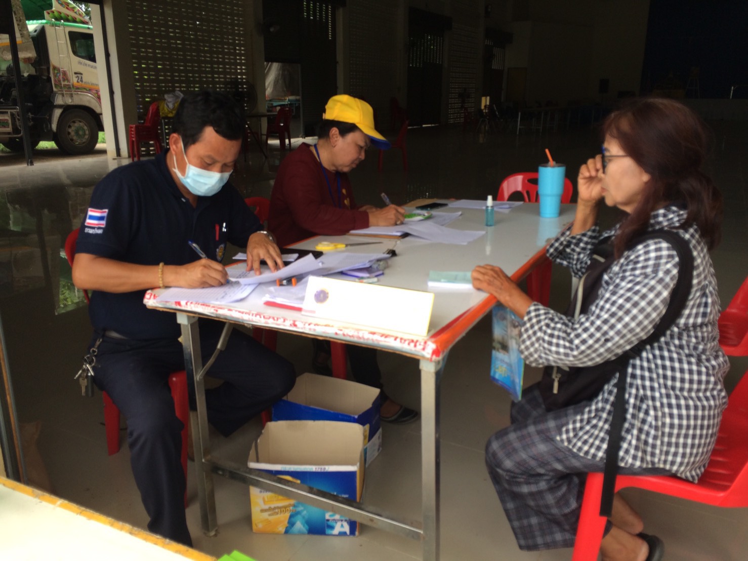 การมอบปัจจัยการผลิต(อาหารปลานิล) แก่เกษตรกรร่วมโครงการพัฒนาเสริมทางเลือกด้านประมง : เลี้ยงปลานิลแปลงเพศในบ่อดิน ณ ที่ว่าการอำเภอเหล่าเสือโก้ก จังหวัดอุบลราชธานี..คลิก