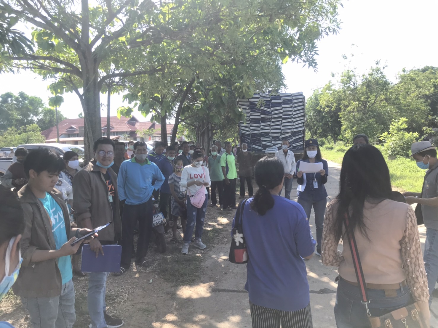 การร่วมมอบปัจจัยการผลิตโครงการพัฒนาเสริมทางเลือกอาชีพด้านการประมง การเลี้ยงปลานิลแปลงเพศในบ่อดิน โดยมอบอาหารปลากินพืช แก่เกษตรกรในเขตพื้นที่อำเภอเขมราฐ..คลิก