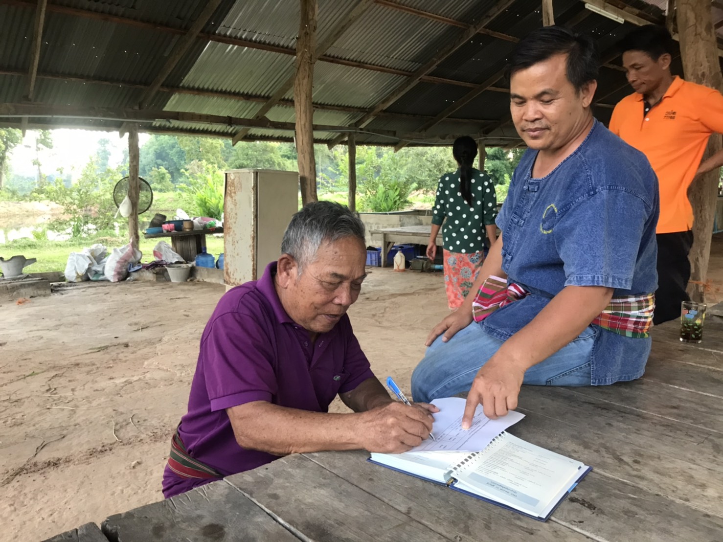 ประมงอำเภอม่วงสามสิบ รับผิดชอบอำเภอกุดข้าวปุ้น ร่วมมอบปัจจัยการผลิตโครงการพัฒนาเสริมทางเลือกอาชีพด้านการประมง การเลี้ยงปลานิลแปลงเพศในบ่อดิน โดยมอบอาหารปลากินพืช แก่เกษตรกรในเขตพื้นที่อำเภอกุดข้าวปุ้น..คลิก
