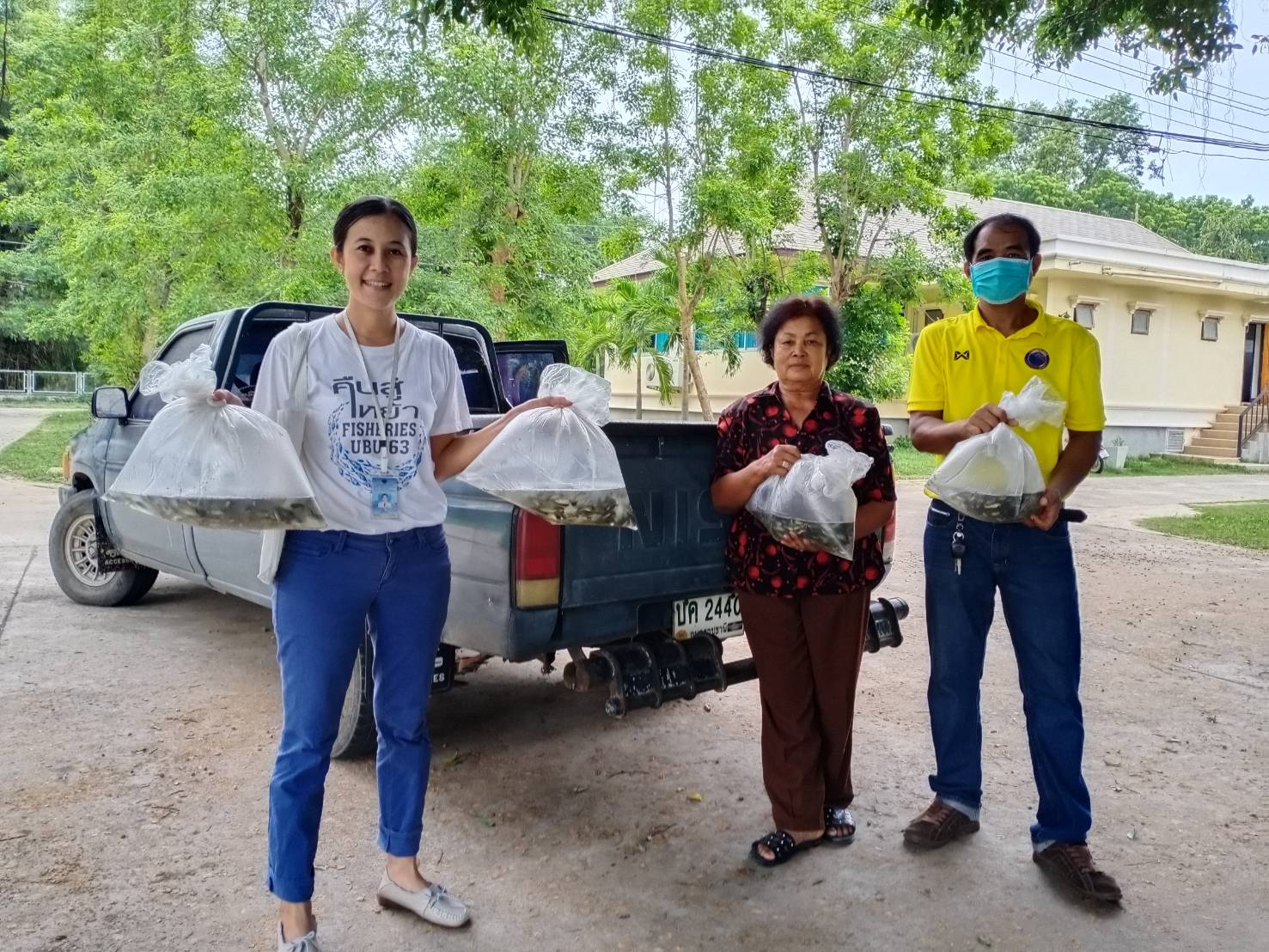 การมอบปัจจัยการผลิต ลูกพันธุ์ปลานิลแปลงเพศ คนละ 800 ตัว แก่เกษตรกรที่เข้าร่วมโครงการพัฒนาเสริมสร้างอาชีพประมง การเลี้ยงปลานิลแปลงเพศในบ่อดิน พื้นที่อำเภอเมืองอุบลราชธานี..คลิก