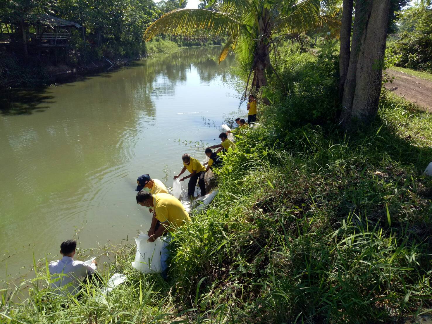 การร่วมกันปล่อยกุ้งก้ามกราม  จำนวน 300,000 ตัว เพื่อสร้างความมั่นคงทางอาหารในแหล่งน้ำในพื้นที่อำเภอเดชอุดม จังหวัดอุบลราชธานี..คลิก