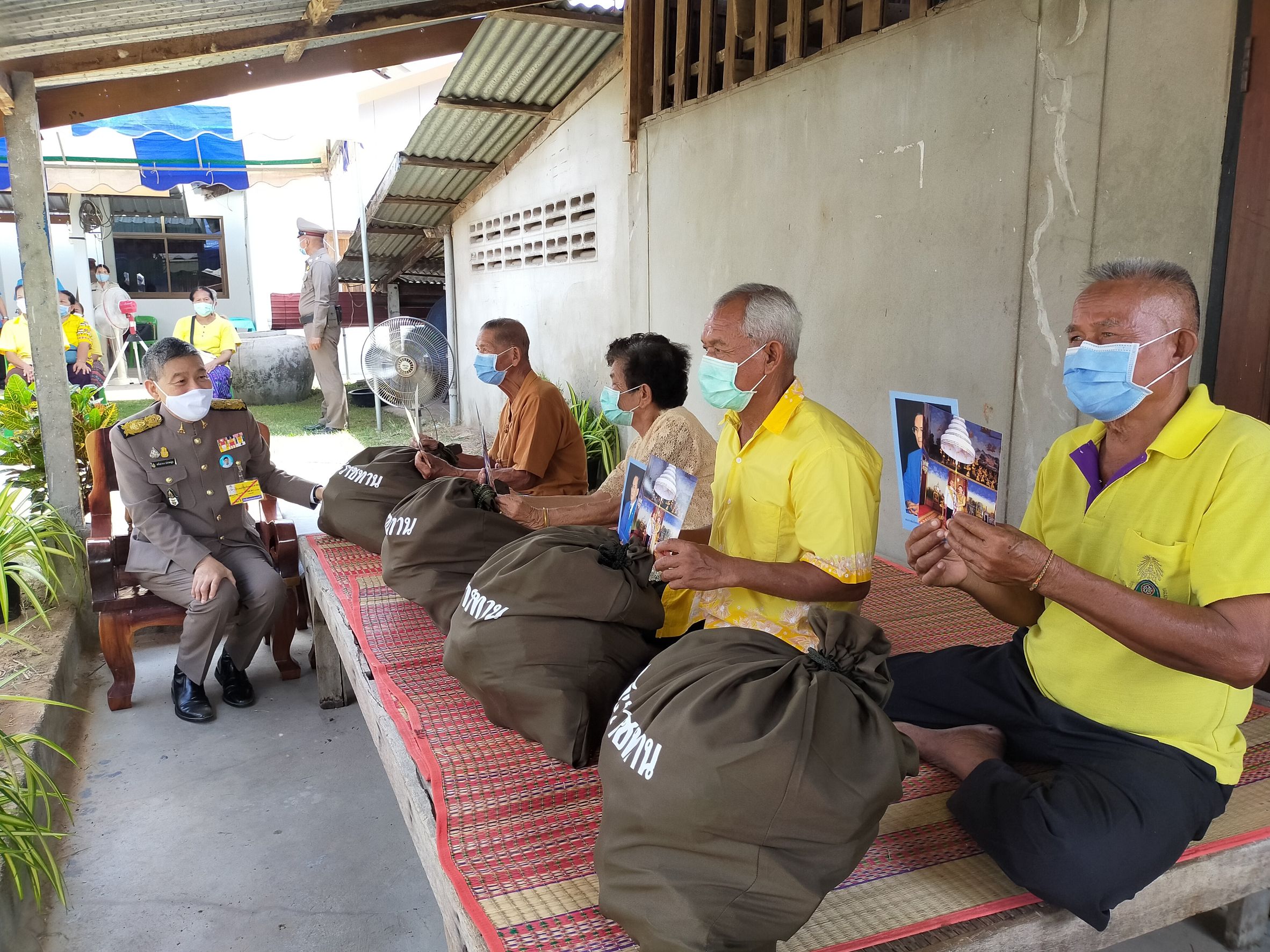 นายจรัลธาดา กรรณสูต องคมนตรี ร่วมกับมูลนิธิประชานุเคราะห์ ในพระบรมราชูปถัมภ์ ลงพื้นที่มอบสิ่งของพระราชทานมอบแก่ประชาชนผู้ประสบวาตภัย ในเขตพื้นที่ตำบลยางสักกระโพหลุ่ม จังหวัดอุบลราชธานี..คลิก