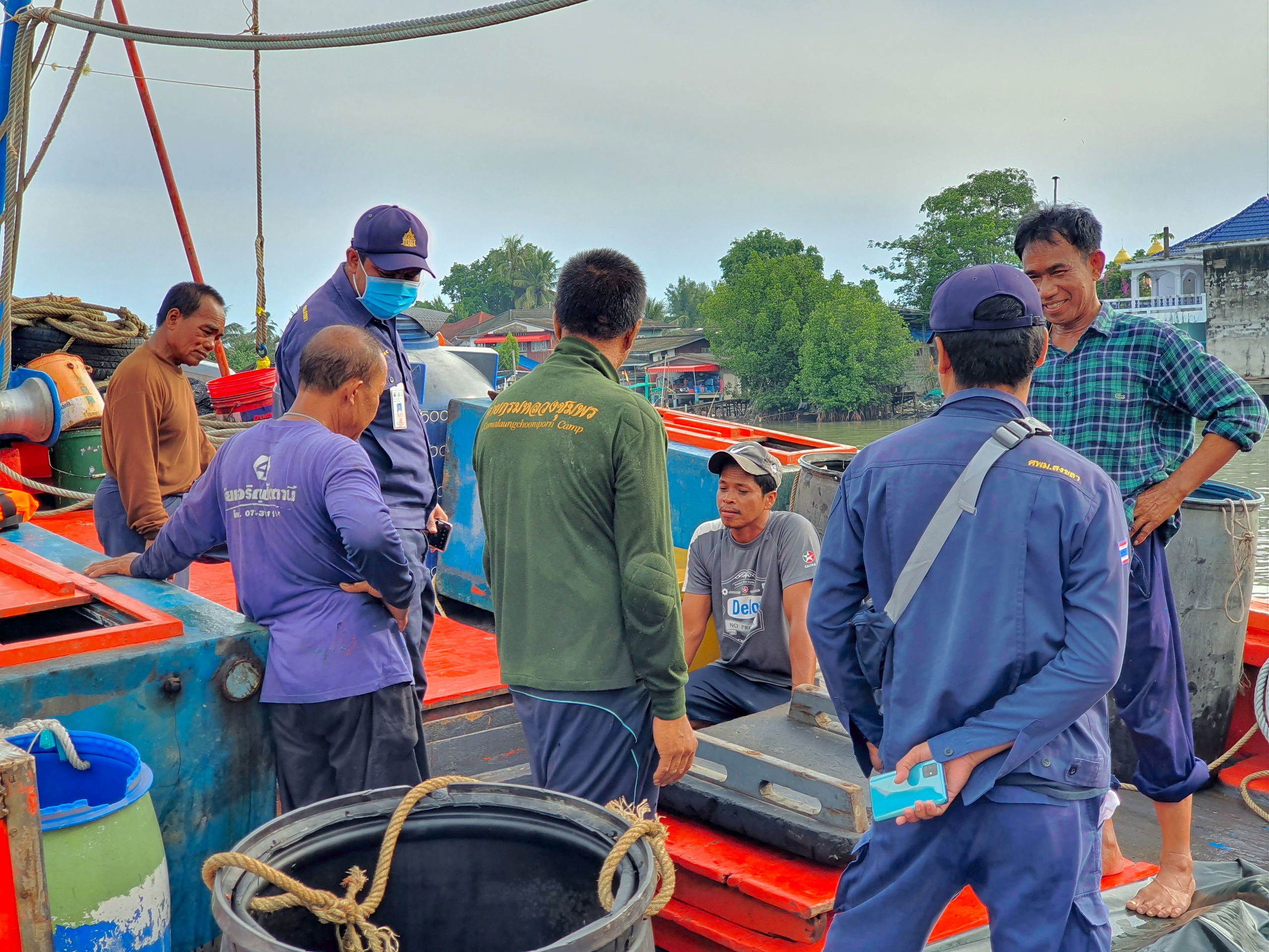 เมื่อวันที่ 15-19 เดือนมิถุนายน พ.ศ. 2563 เจ้าหน้าที่ศูนย์วิจัยและพัฒนาประมงอ่าวไทยตอนล่าง (สงขลา)  ให้บริการตรวจประเมินมาตรฐานด้านสุขอนามัยในเรือประมง ณ ท่าขึ้นสัตว์น้ำ ในเขตจังหวัดนครศรีธรรมราช  เพื่อออกหนังสือรับรองมาตรฐานด้านสุขอนามัยในเรือประมง (สร.3) ให้กับเรือประมงพาณิชย์จำนวน 27 ลำตามประกาศกรมประมง..คลิก