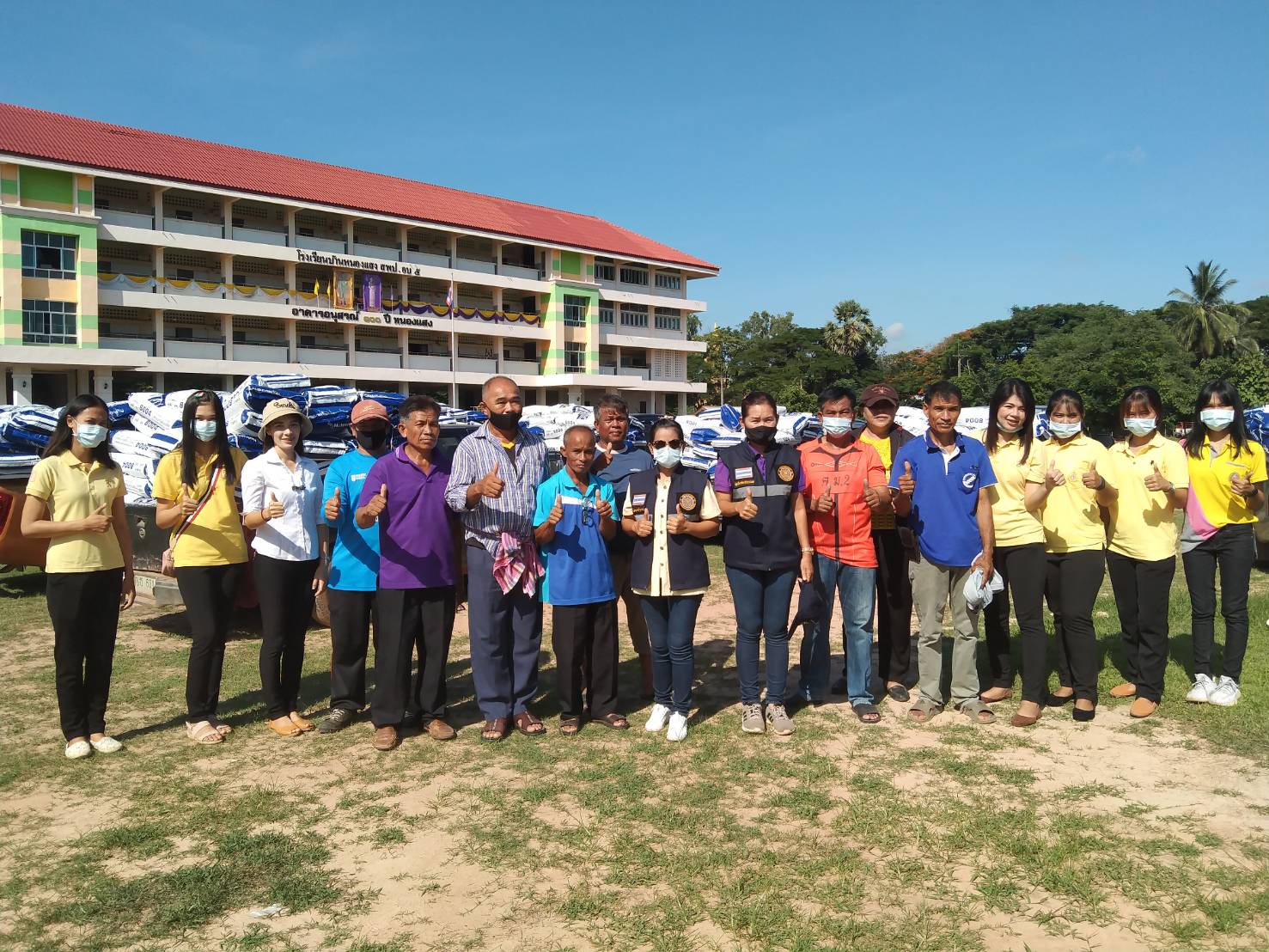 การมอบปัจจัยการผลิตตามโครงการพัฒนาเสริมทางเลือกอาชีพด้านการประมง การเลี้ยงปลานิลแปลงเพศในบ่อดิน ณ บริเวณสนามฟุตบอล โรงเรียนบ้านหนองแสง อ.เดชอุดม จ.อุบลราชธานี ..คลิก