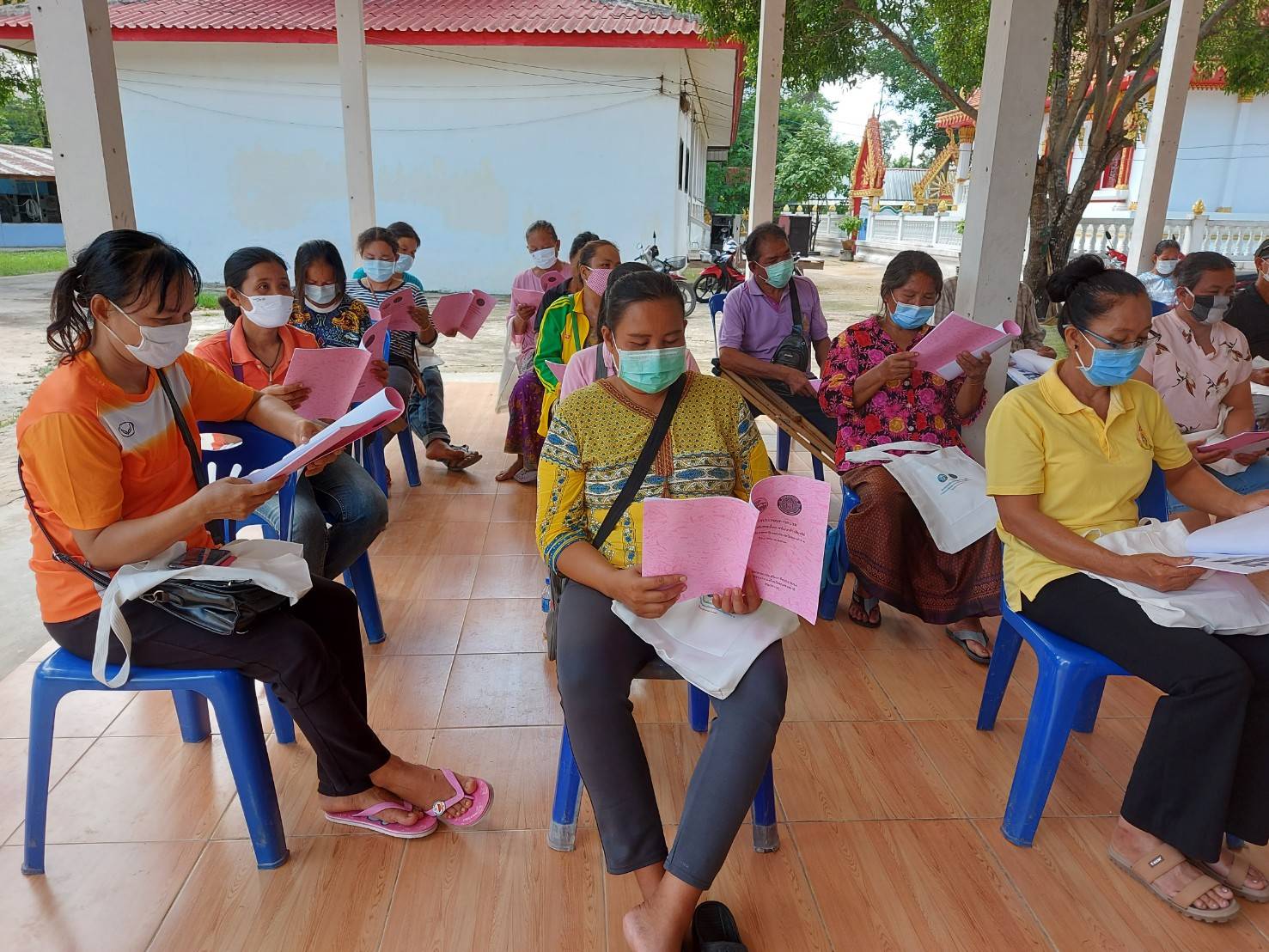 การถ่ายทอดวิชาการด้านการประมงให้แก่เกษตรกรจำนวน 30 ราย ที่เข้ารับการฝึกอบรมโครงการส่งเสริมการเลี้ยงปลาในนาข้าวอินทรีย์  ณ ศาลาวัดบ้านทุ่งเพียง หมูที่ 6 ตำบลสว่าง อำเภอสว่างวีระวงศ์ จังหวัดอุบลราชธานี..คลิก