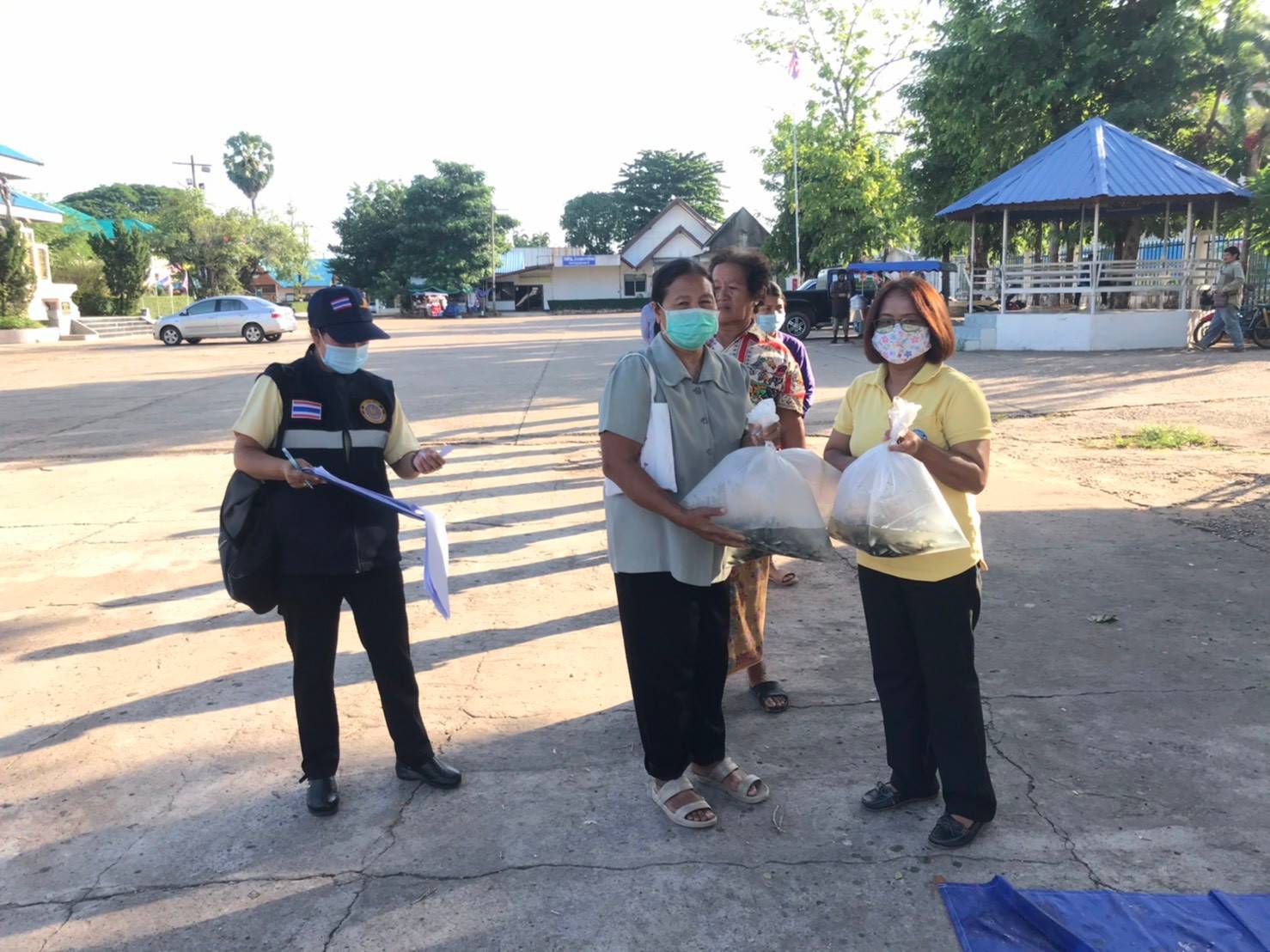 การมอบปัจจัยการผลิต ลูกพันธุ์ปลานิลแปลงเพศ คนละ 800 ตัว แก่เกษตรกรที่เข้าร่วมโครงการพัฒนาเสริมสร้างอาชีพประมง การเลี้ยงปลานิลแปลงเพศในบ่อดิน พื้นที่อำเภอตระการพืชผล จังหวัดอุบลราชธานี..คลิก