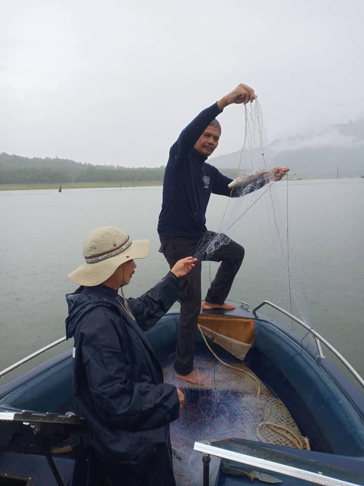 นายไพรัตน์ อ่อนจันทร์ ตำแหน่ง นายท้ายเรือ ส๒ พร้อมเจ้าหน้าที่ รวม ๕ นาย ปฏิบัติงานตามกิจกรรม จัดระเบียบการทำประมง ติดตามเฝ้าระวัง การดำเนินการทำการประมงในแหล่งน้ำจืด อำเภอทองผาภูมิ อำเภอสังขละบุรี จังหวัดกาญจนบุรี..คลิก