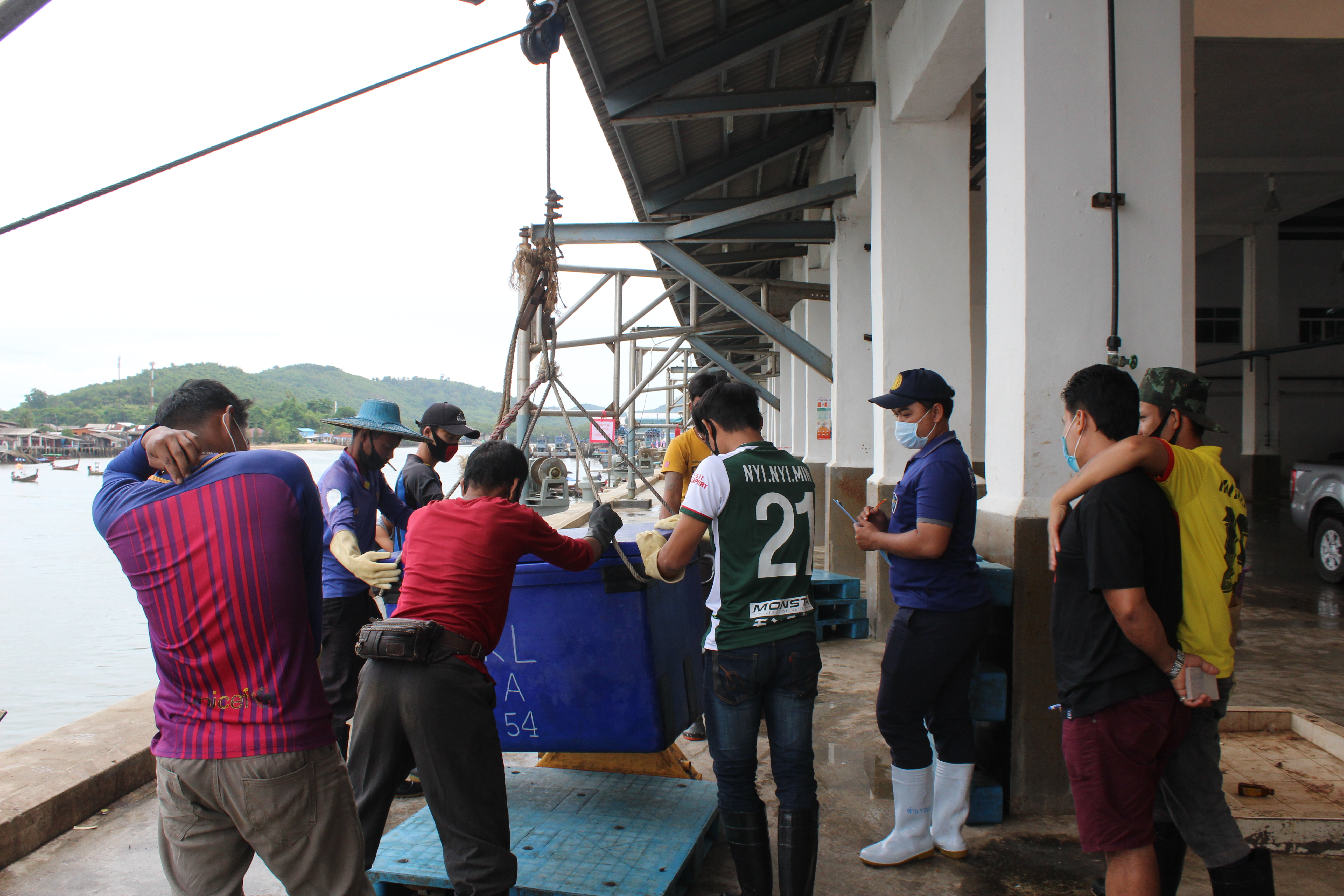 ควบคุมขนถ่ายสัตว์น้ำขึ้นท่าจากประเทศMYANMAR..คลิก