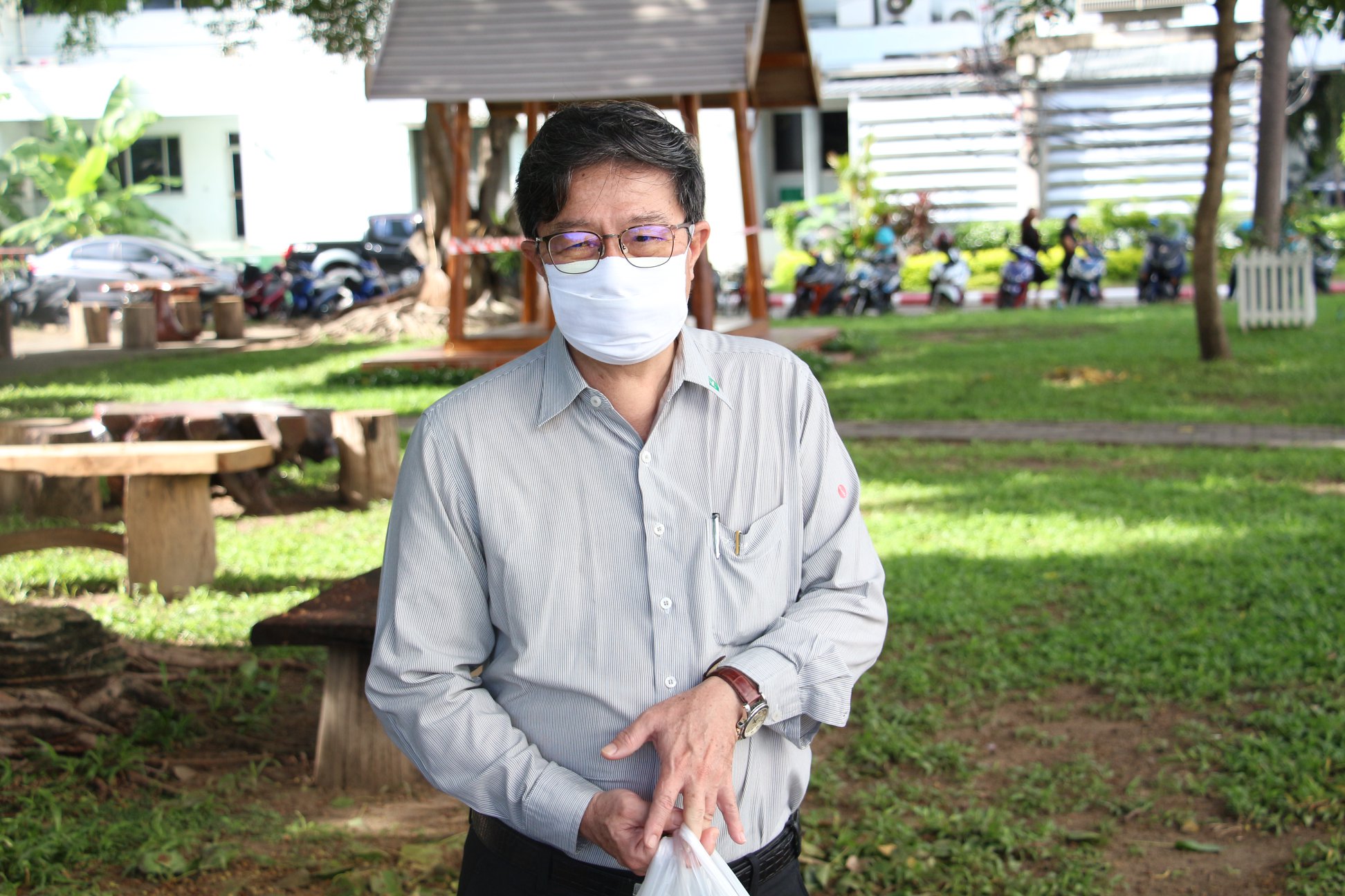 ภาพบรรยากาศ การจำหน่ายหอยลาย จากชาวประมงหาดเจ้าสำราญ จังหวัดเพชรบุรี ซึ่งได้รับผลกระทบจากสถานการณ์แพร่ระบาดของเชื้อไวรัส COVID - 19 ประจำวันที่ 26 มิถุนายน 2563..คลิก