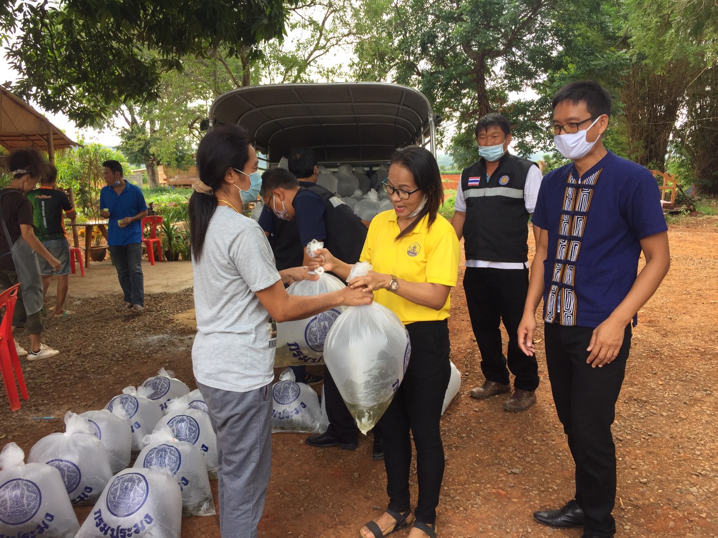 ศูนย์วิจัยและพัฒนาการเพาะเลี้ยงสัตว์น้ำจืดสระบุรี ร่วมกับสำนักงานประมงจังหวัดสระบุรี มอบปัจจัยการผลิตให้แก่เกษตรกร ที่เข้าร่วมโครงการเกษตรทฤษฎีใหม่ อำเภอมวกเหล็ก จังหวัดสระบุรี..คลิก