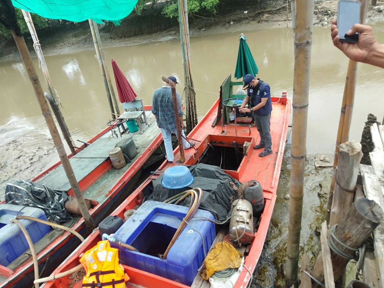 ปฏิบัติงานร่วมกับเจ้าท่า ตรวจเรือประมงเปลี่ยนเครื่องยนต์เรือ