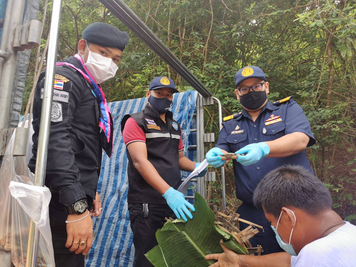 เจ้าหน้าที่ด่านตรวจสัตว์น้ำจังหวัดกาญจนบุรี ตรวจสอบสินค้าสัตว์น้ำและเอกสารการนำเข้า ปูทะเลมีชีวิต หอยแครงมีชีวิต ปูม้าแช่เย็น หมึกกล้วยแช่แข็ง ปลาทูแช่แข็ง และสัตว์น้ำอื่นๆ จากประเทศเมียนมา ผ่านทางช่องทางจุดผ่านแดนถาวรบ้านพุน้ำร้อน ตามคำสั่งคณะกรรมการโรคติดต่อจังหวัดกาญจนบุรี ที่2290/2563..คลิก