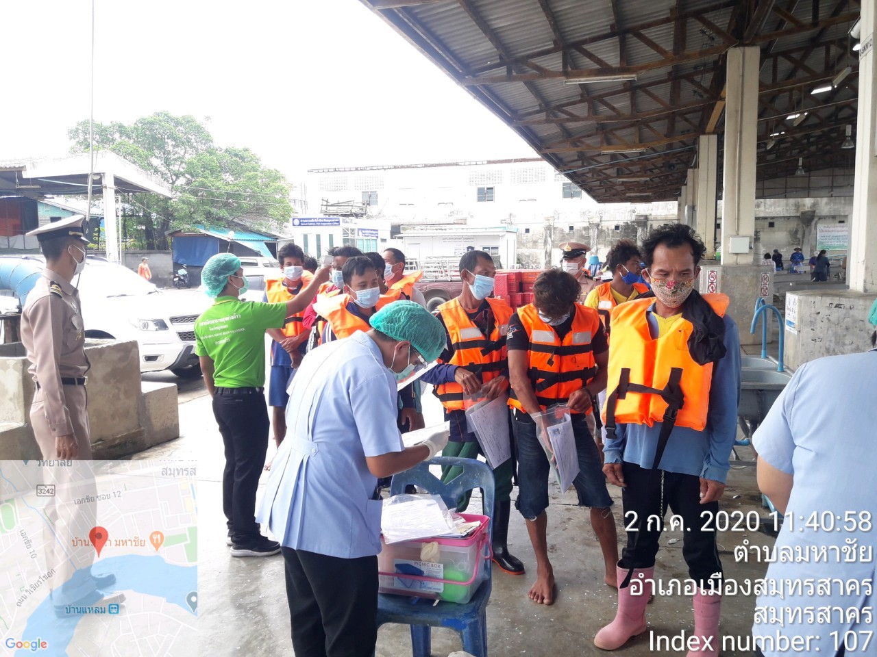 เจ้าหน้าที่จากสาธารณสุขจังหวัดสมุทรสาครร่วมในการตรวจเรือประมง ตามข้อเสนอของศูนย์บริหารสถานการณ์การแพร่ระบาดของโรคติดต่อเชื้อไวรัสโคโรนา ๒๐๑๙