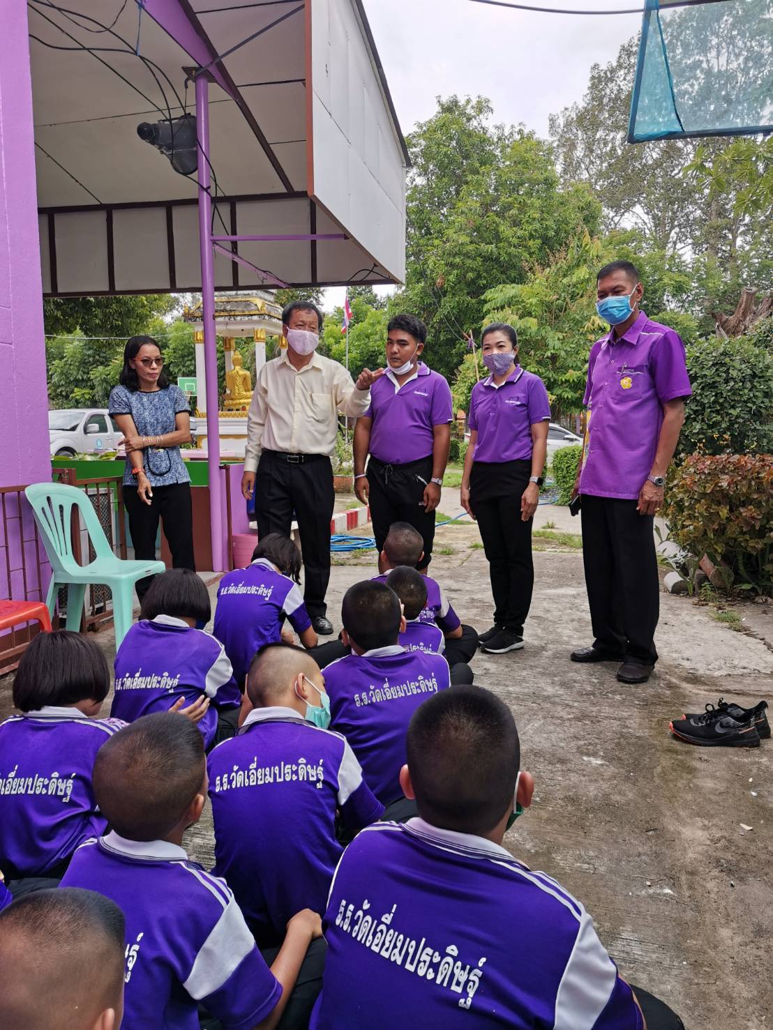 สนับสนุนพันธุ์ปลาดุกยักษ์โรงเรียนวัดเอี่ยมประดิษฐ์ เพื่อสนับสนุนอาหารกลางวัน ของโรงเรียน..คลิก