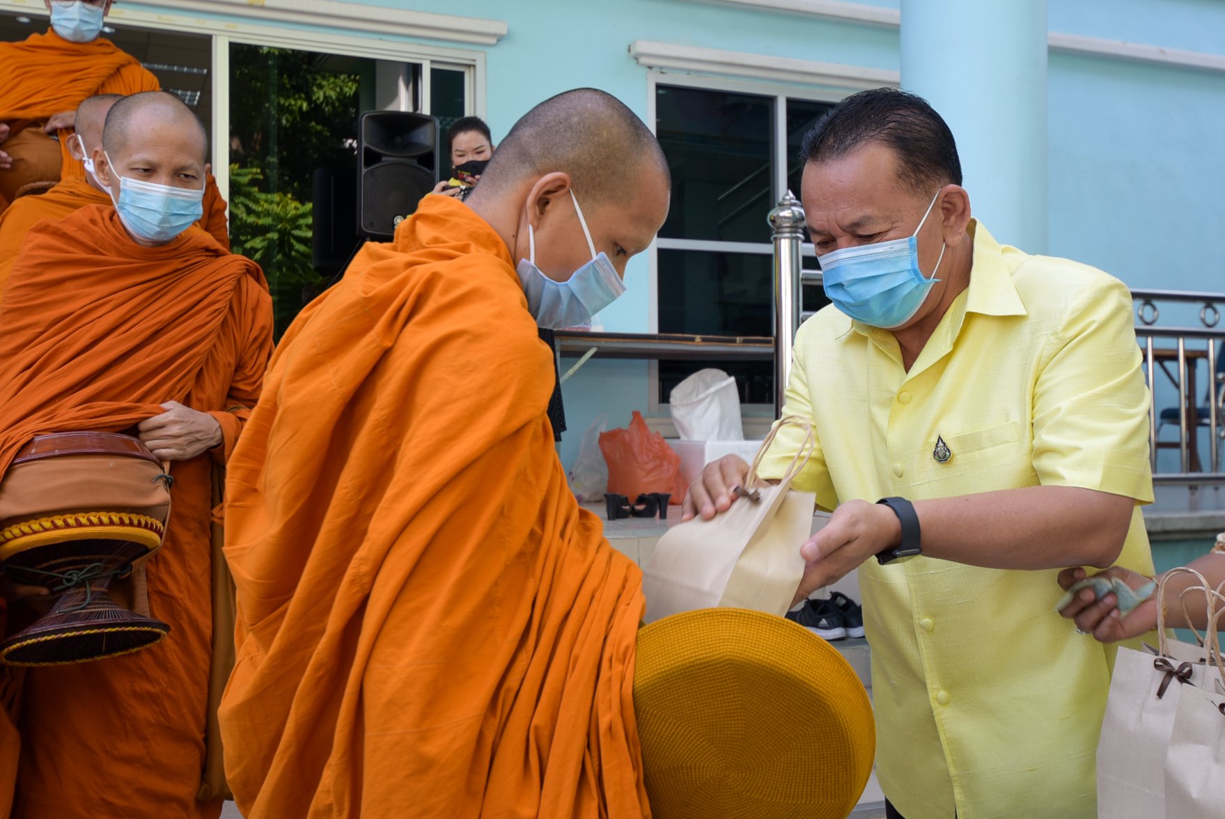 นายมีศักดิ์ ภักดีคง อธิบดีกรมประมง เป็นประธานในพิธีทำบุญตักบาตร เนื่องในวันอาสาฬหบูชา และวันเข้าพรรษา..คลิก