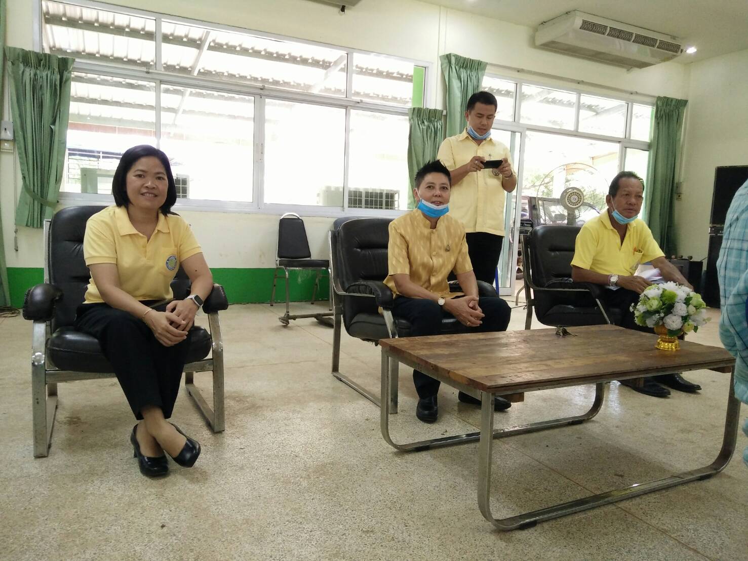 นางสาวศิราณี งอยจันทร์ศรี ผู้อำนวยการศูนย์วิจัยและพัฒนาการเพาะเลี้ยงสัตว์น้ำจืด นครพนม พร้อมด้วยสำนักงานประมงจังหวัดสกลนคร สนับสนุนพันธุ์ปลาให้เกษตรกร จำนวน 118 ราย ที่เข้าร่วมโครงการพัฒนาสระน้ำเพื่อการเกษตรในไร่นา (Farm Ponds) เพื่อผลิตอาหารและสร้างรายได้ของเกษตรกร 