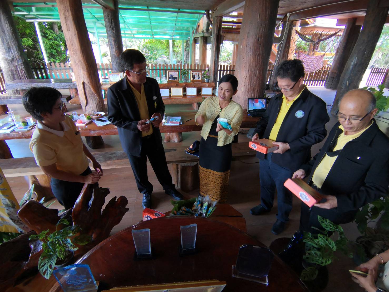 ผู้ตรวจราชการกรมประมง เขต 8  เป็นประธานคณะทำงานคัดเลือกเกษตรกรและสถาบันเกษตรกรดีเด่นด้านการประมง ระดับเขต (พื้นที่จังหวัดชลบุรี และระยอง)..คลิก
