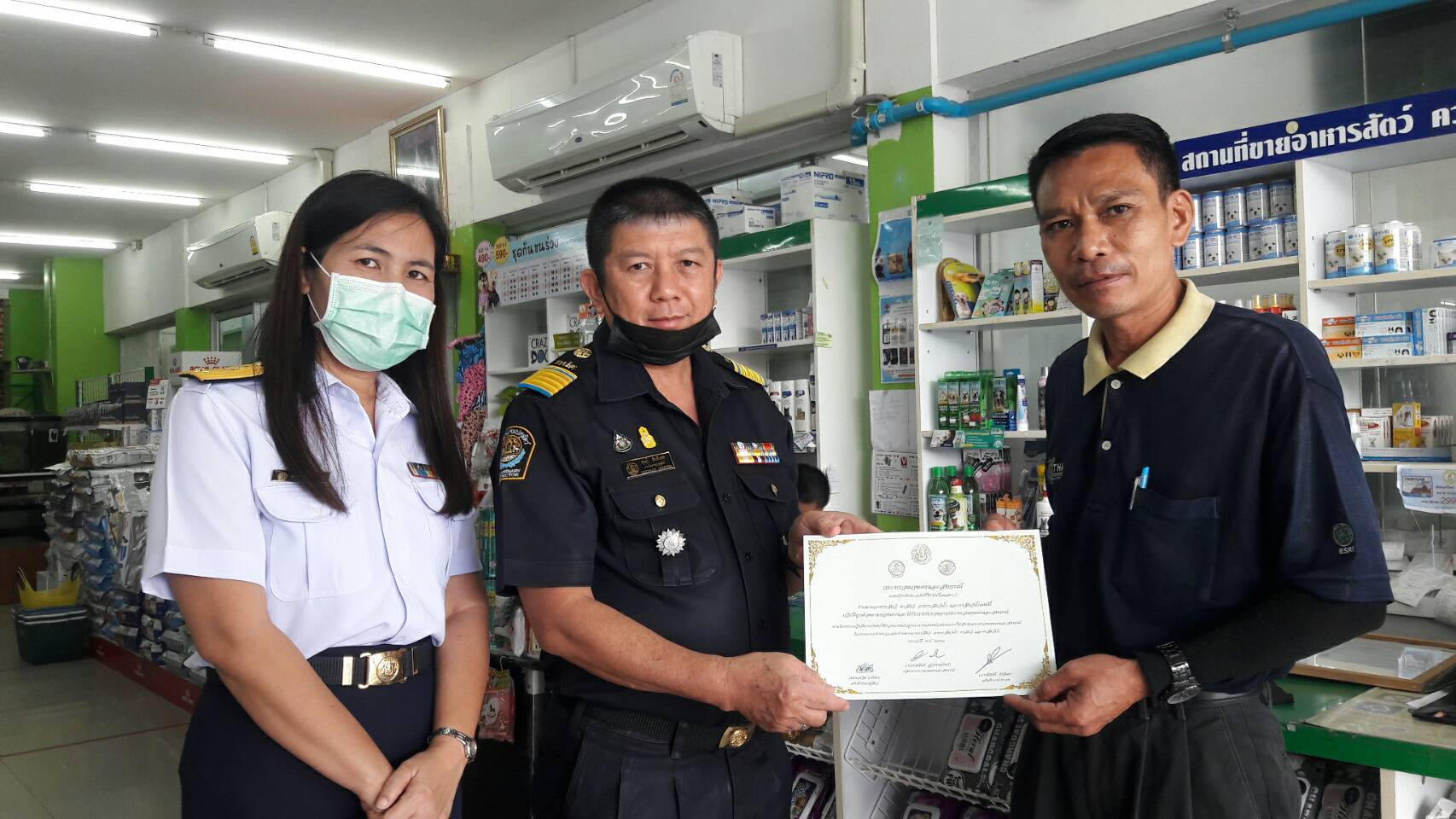 (อ.บางบัวทอง) ตรวจเยี่ยมและให้คำแนะนำผู้ประกอบการสถานที่ขายอาหารสัตว์ @อ.บางบัวทอง จ.นนทบุรี..คลิก