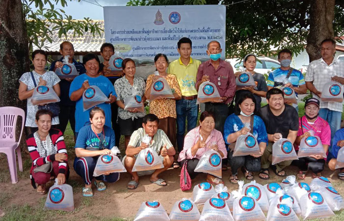 ศูนย์ศึกษาการพัฒนาอ่าวคุ้งกระเบนฯ มอบพันธุ์กุ้งกุลาดำให้แก่เกษตรกร..คลิก