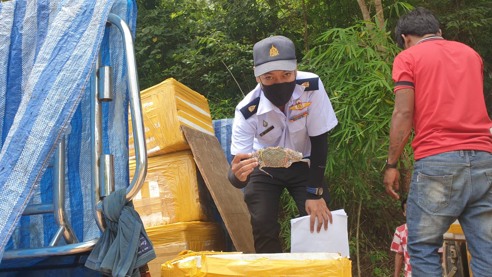เจ้าหน้าที่ด่านตรวจสัตว์น้ำจังหวัดกาญจนบุรี พร้อมด้วย กองร้อยทหารพรานที่1111 ร่วมบูรณาการตรวจสอบสินค้าสัตว์น้ำและเอกสารการนำเข้า ปูม้าแช่เย็น หมึกกล้วยแช่เย็น หมึกกระดองแช่เย็น หอยแครงมีชีวิต และสัตว์น้ำอื่นๆ จากประเทศเมียนมา ผ่านทางช่องทางจุดผ่านแดนถาวรบ้านพุน้ำร้อน ตามคำสั่งจังหวัดกาญจนบุรี ที่ 2675/2563..คลิก