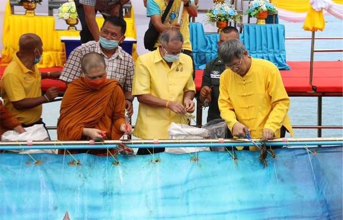พิธีปล่อยพันธุ์สัตว์น้ำเฉลิมพระเกียรติ พระบาทสมเด็จพระวชิรเกล้าเจ้าอยู่หัว เนื่องในโอกาสวันเฉลิมพระชนมพรรษา 28 กรกฎาคม 2563 ณ หน่วยสาธิตการเลี้ยงสัตว์น้ำภายในอ่าวคุ้งกระเบน
