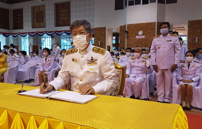 กิจกรรมเฉลิมพระเกียรติ ทำบุญตักบาตร ลงนามถวายพระพร และถวายสัตย์ปฏิญานเป็นข้าราชการที่ดี และพลังแผ่นดิน..คลิก