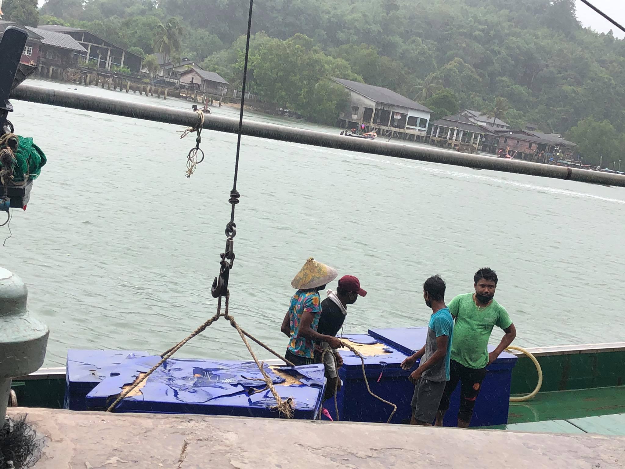 ควบคุมขนถ่ายสัตว์น้ำขึ้นท่าจากประเทศMYANMAR..คลิก