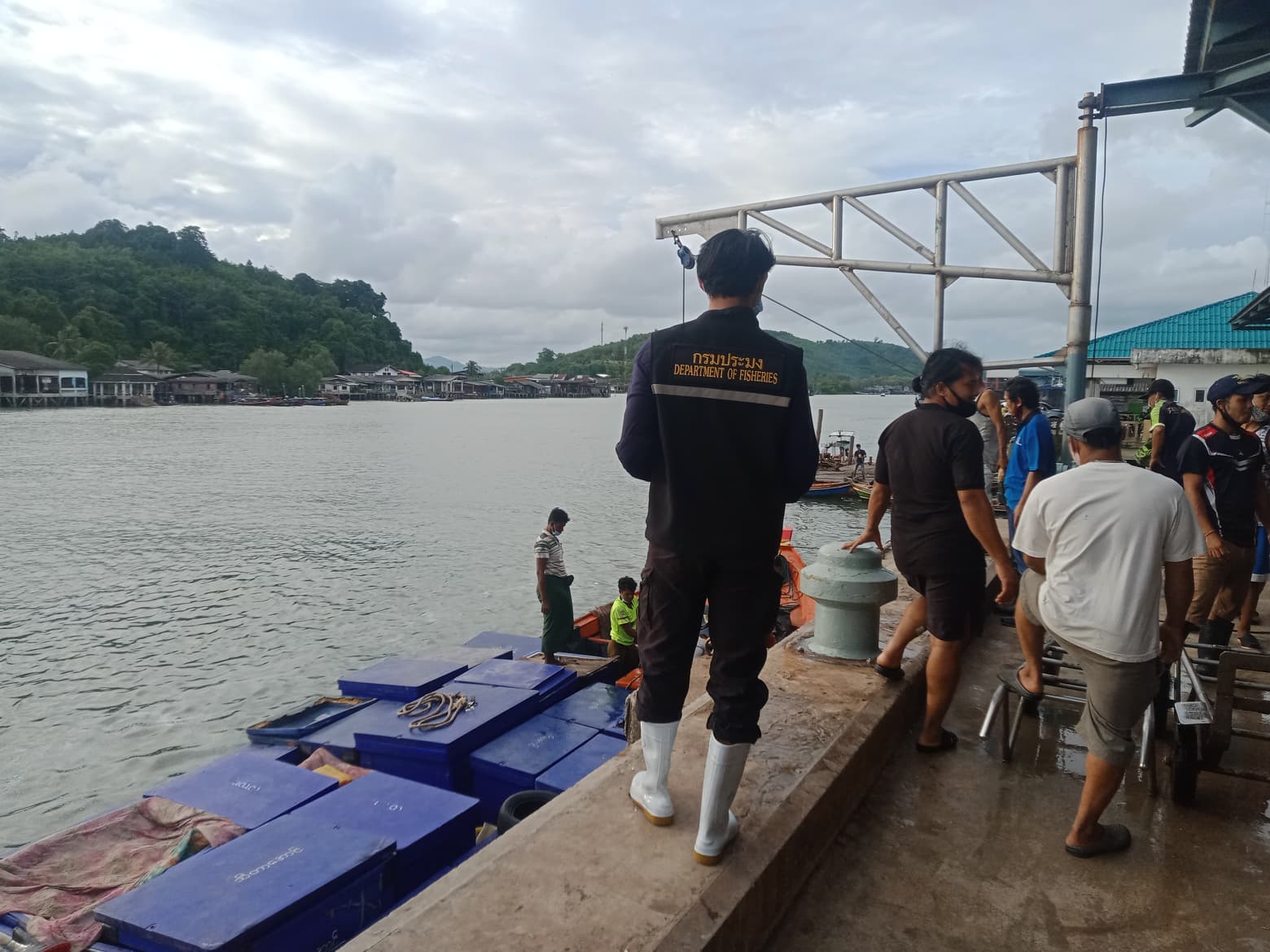 ควบคุมขนถ่ายสัตว์น้ำขึ้นท่าจากประเทศMYANMAR..คลิก